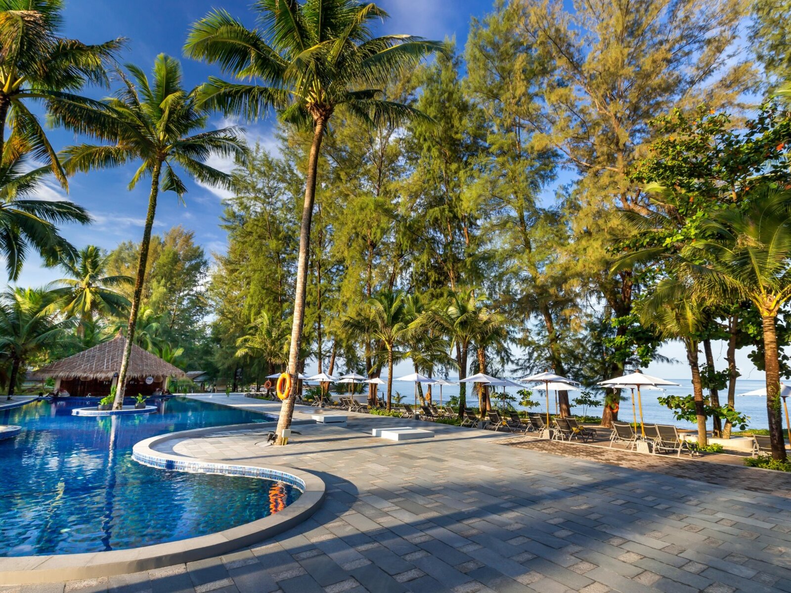Swim-up Pool Bar