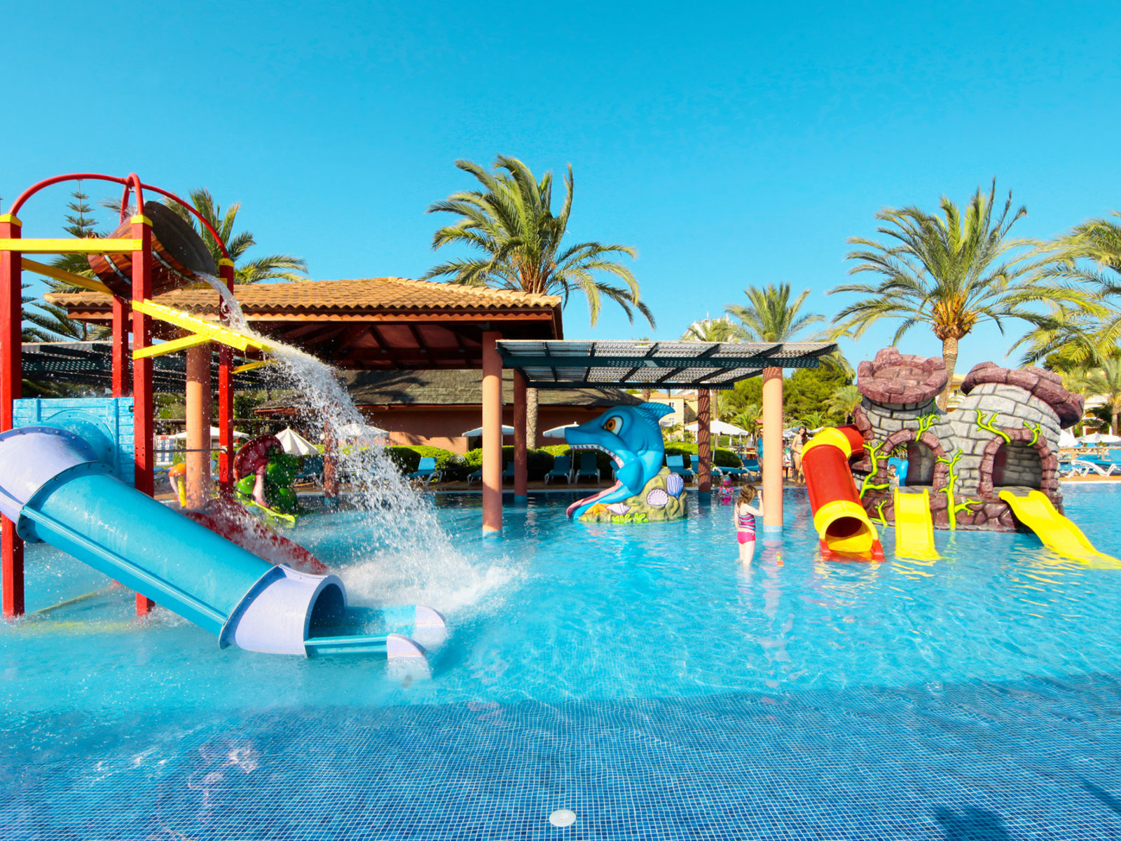 Pool mit Piratenboot