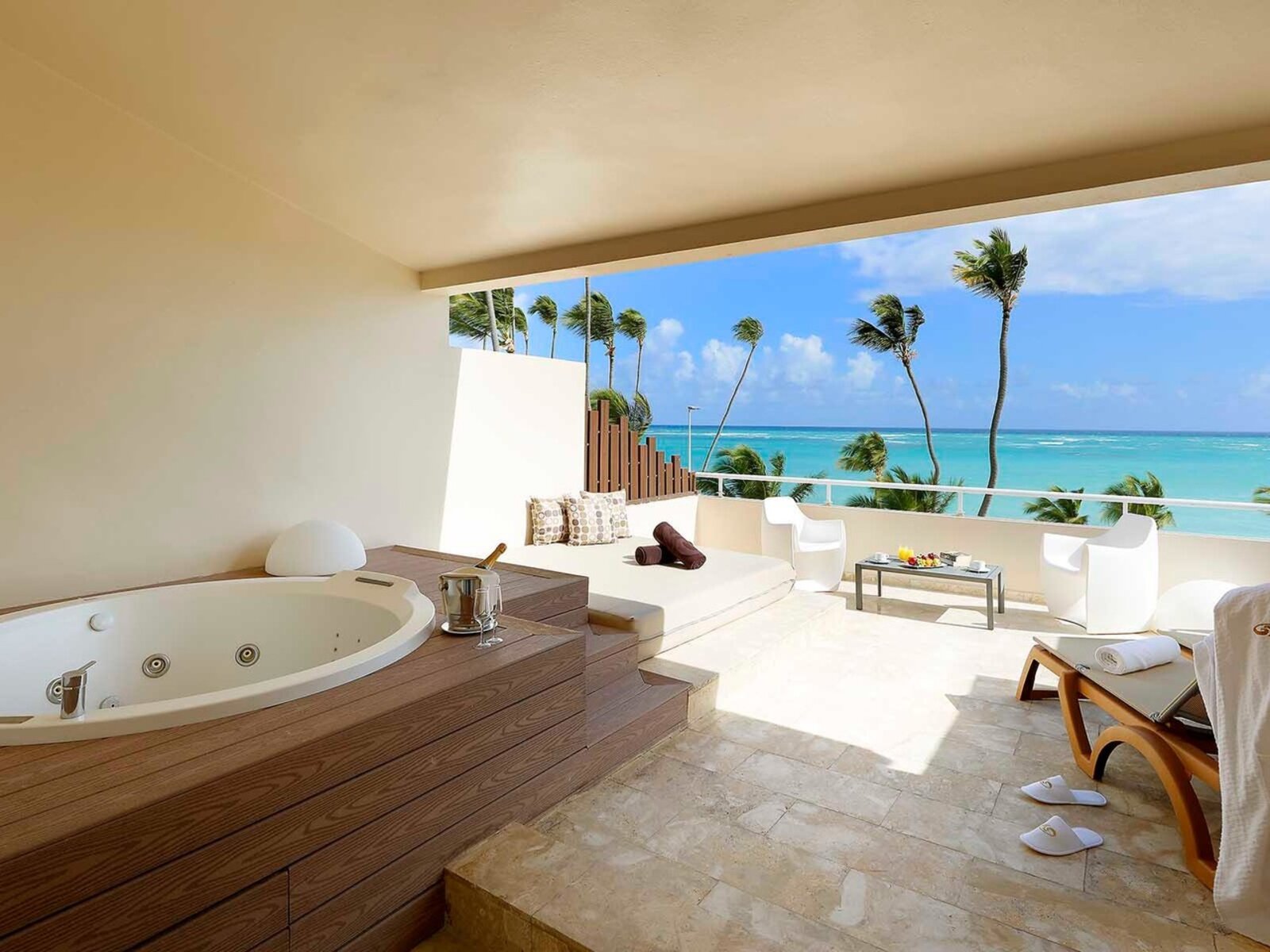 Wohnbeispiel Rooftop Jacuzzi Terrace Junior Suite