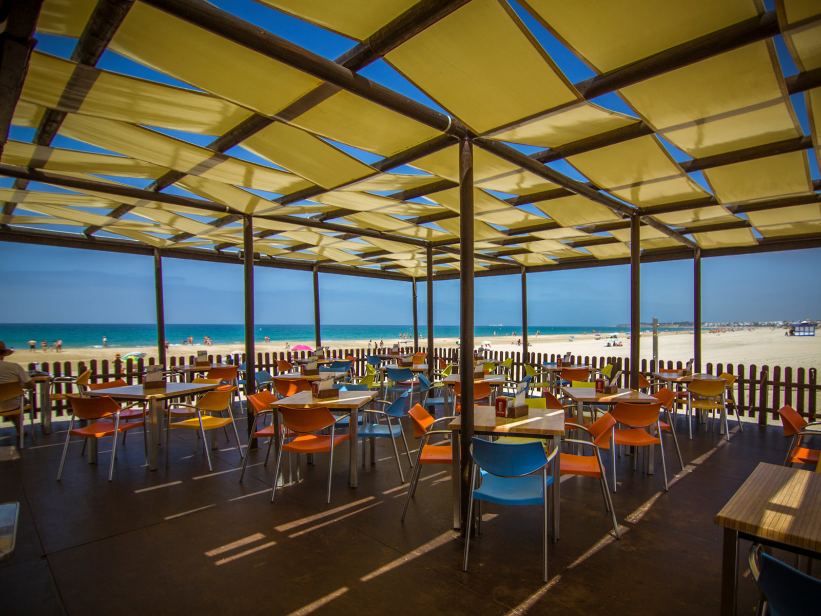 Beach bar mitte Juni bis mitte September („AI-generated“)