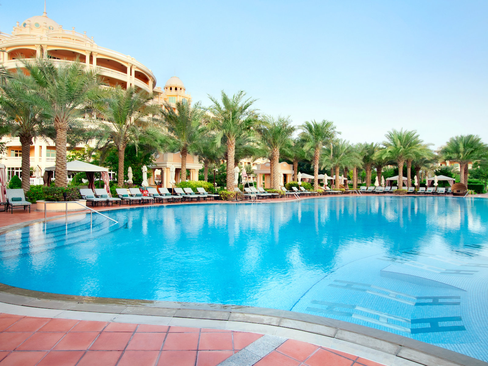 SWIM-UP POOL BAR