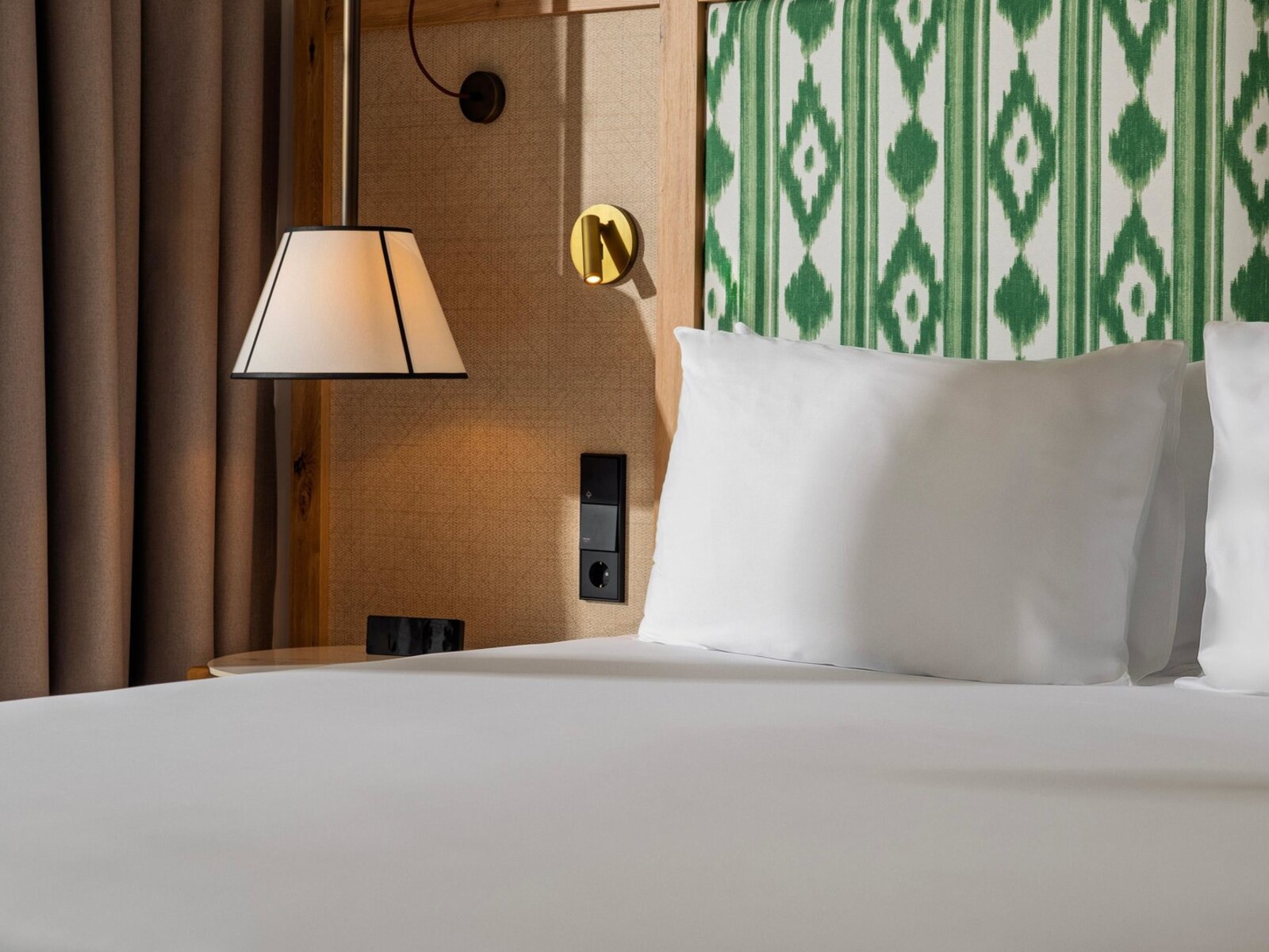 Wohnbeispiel Double Deluxe King Bed Partial Sea View