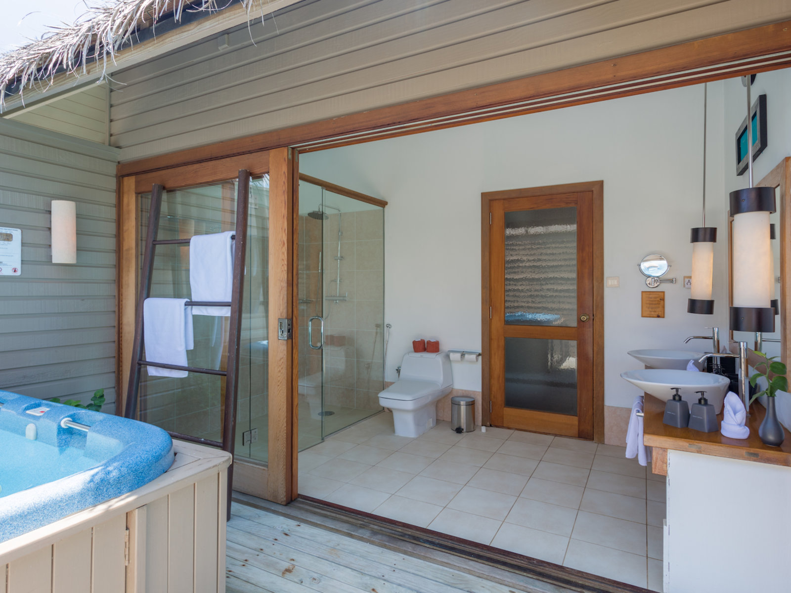 Wohnbeispiel Jacuzzi Water Villa