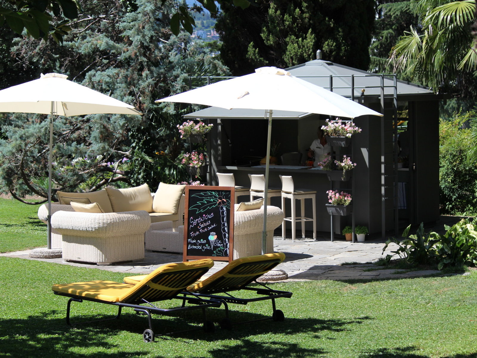 Le Bar by the Pool