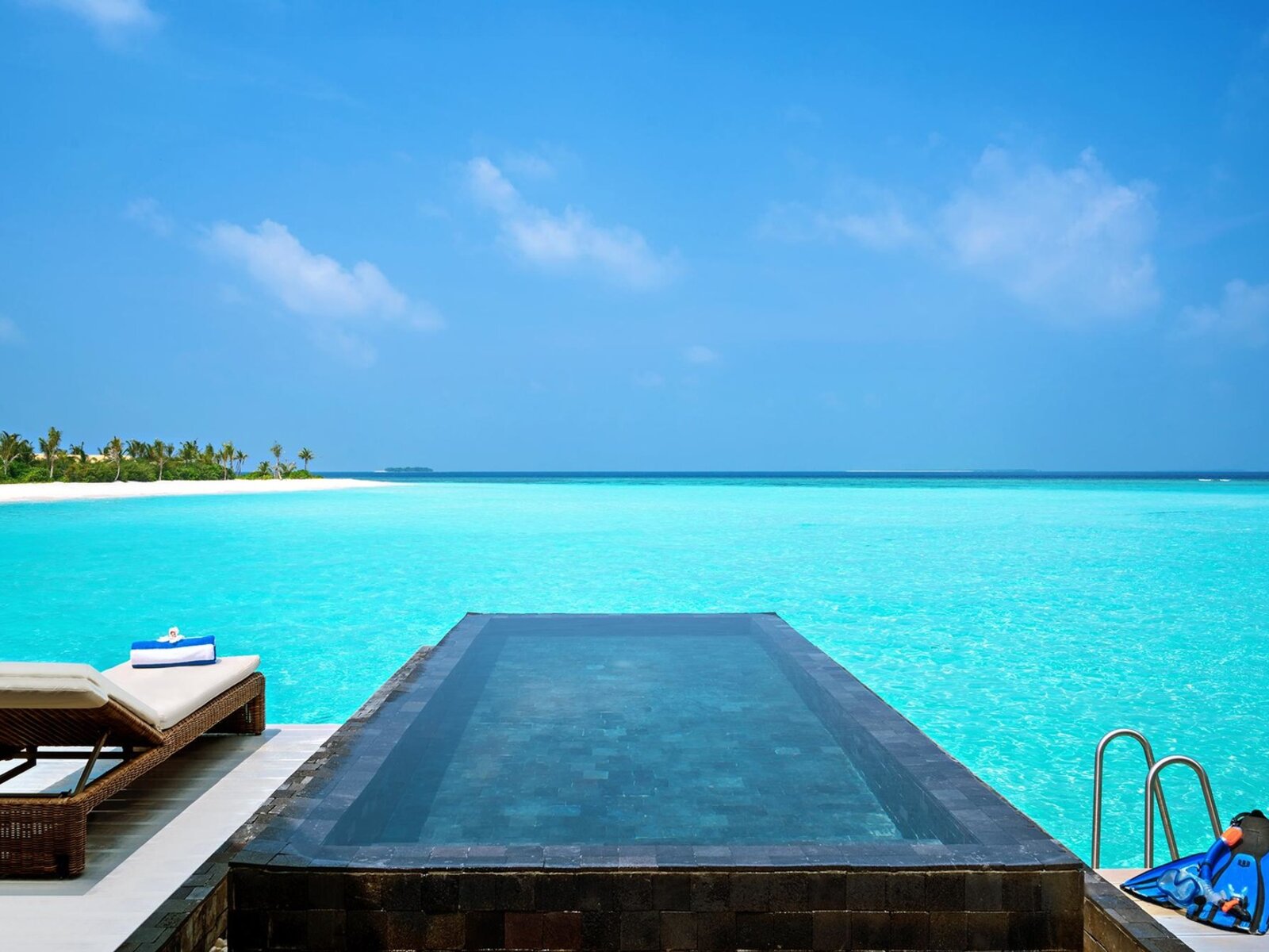 Wohnbeispiel Overwater Pool Villa Sunrise