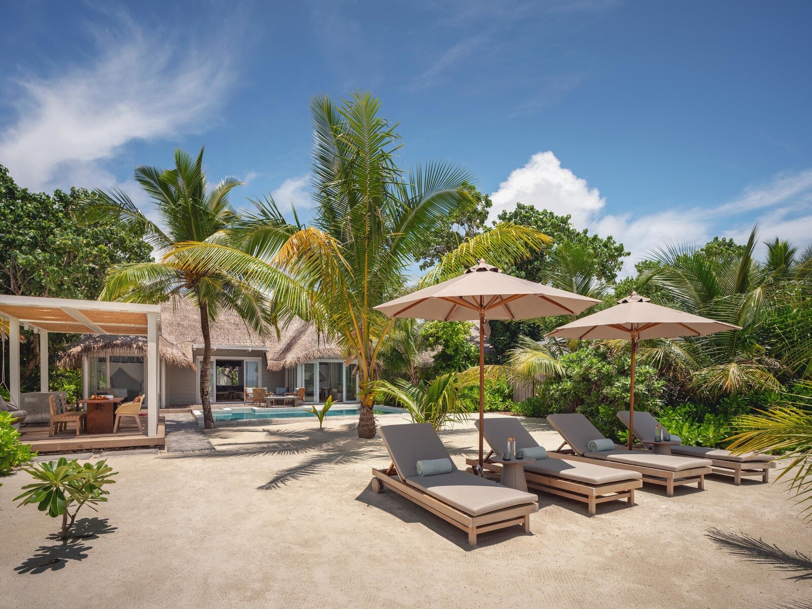 Wohnbeispiel Two Bedroom Beach Suite with Pool