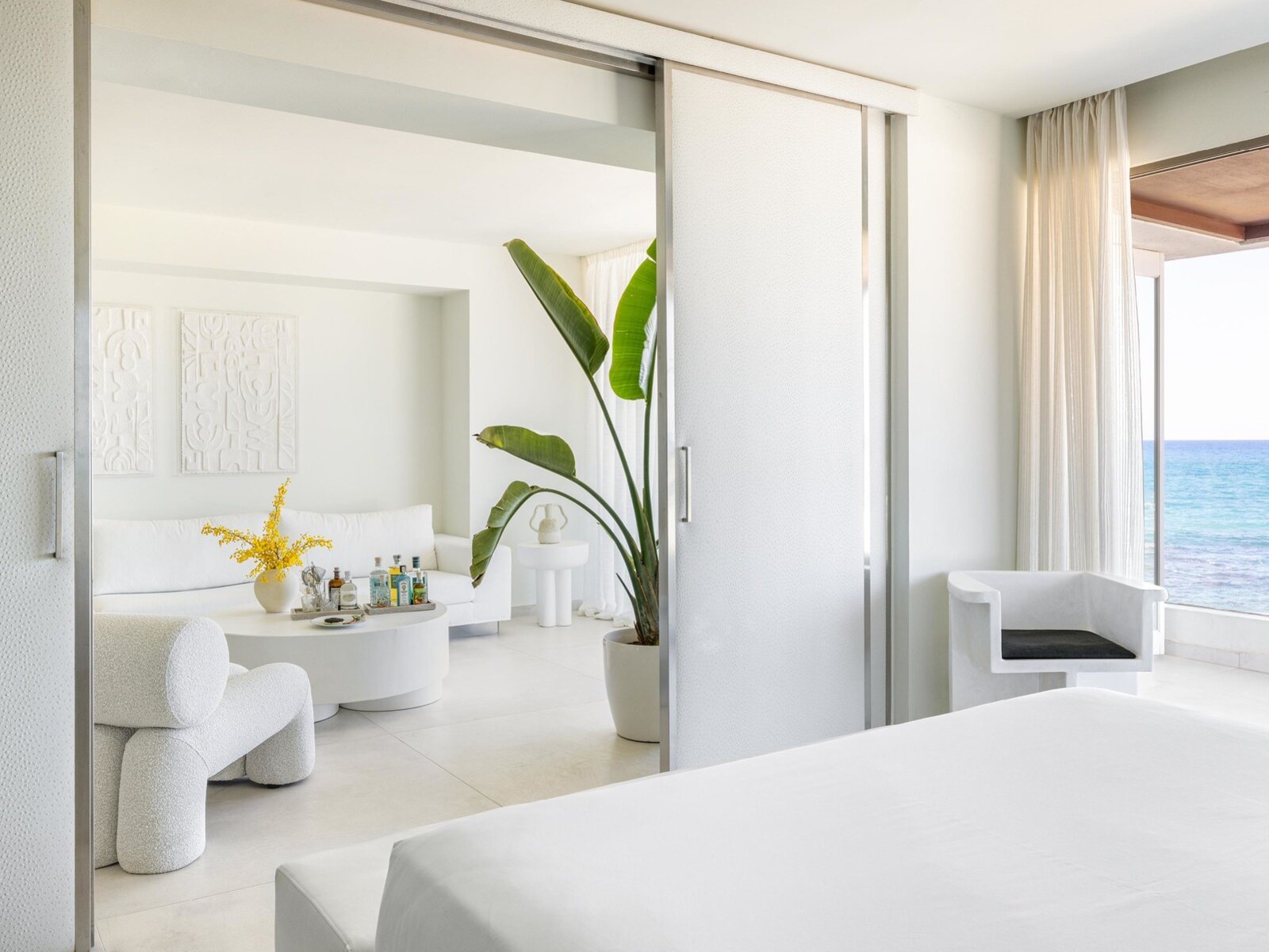 Wohnbeispiel Amirandes 2-Bedroom White Suite