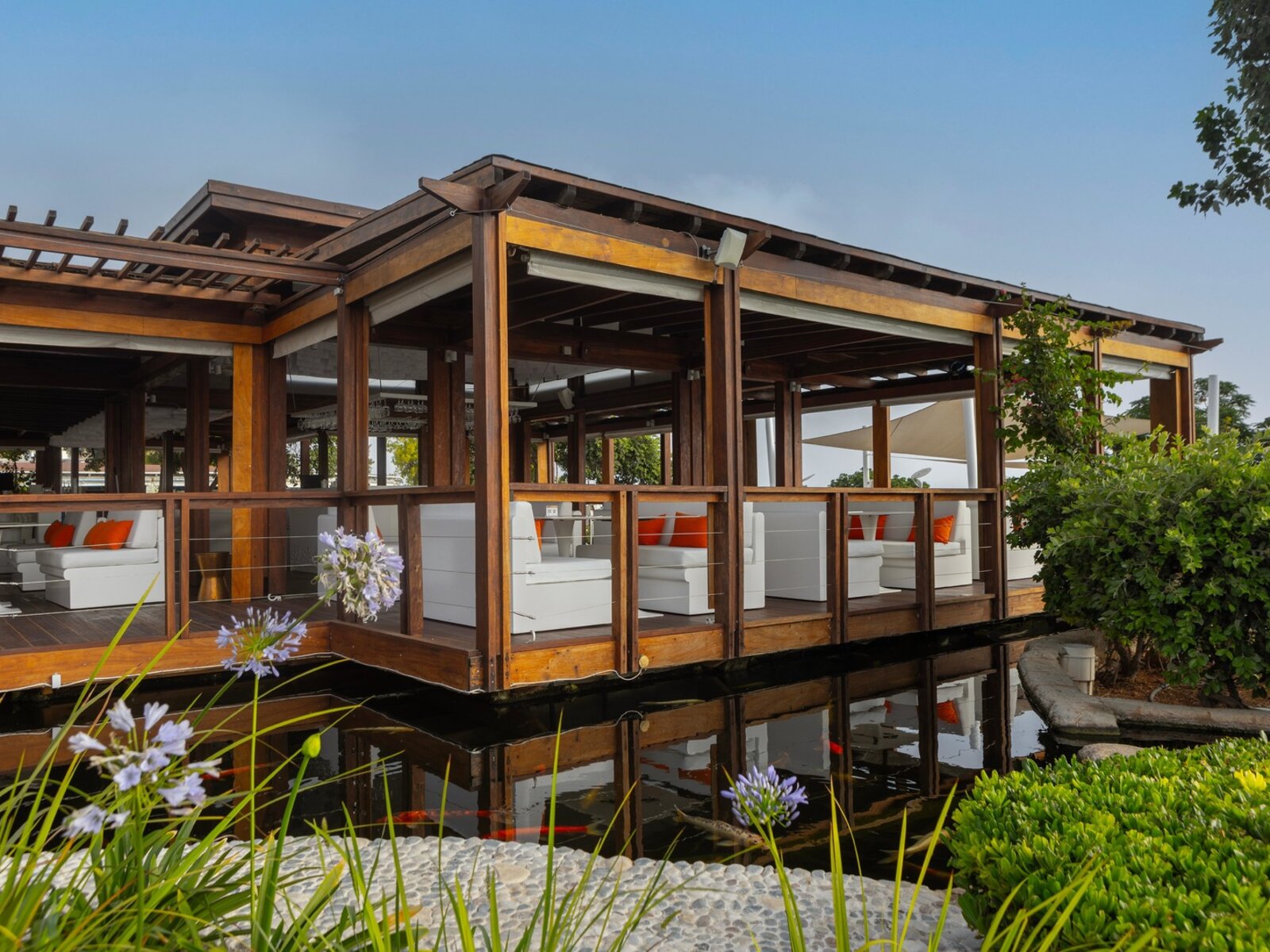 KOI lounge bar and a la carte