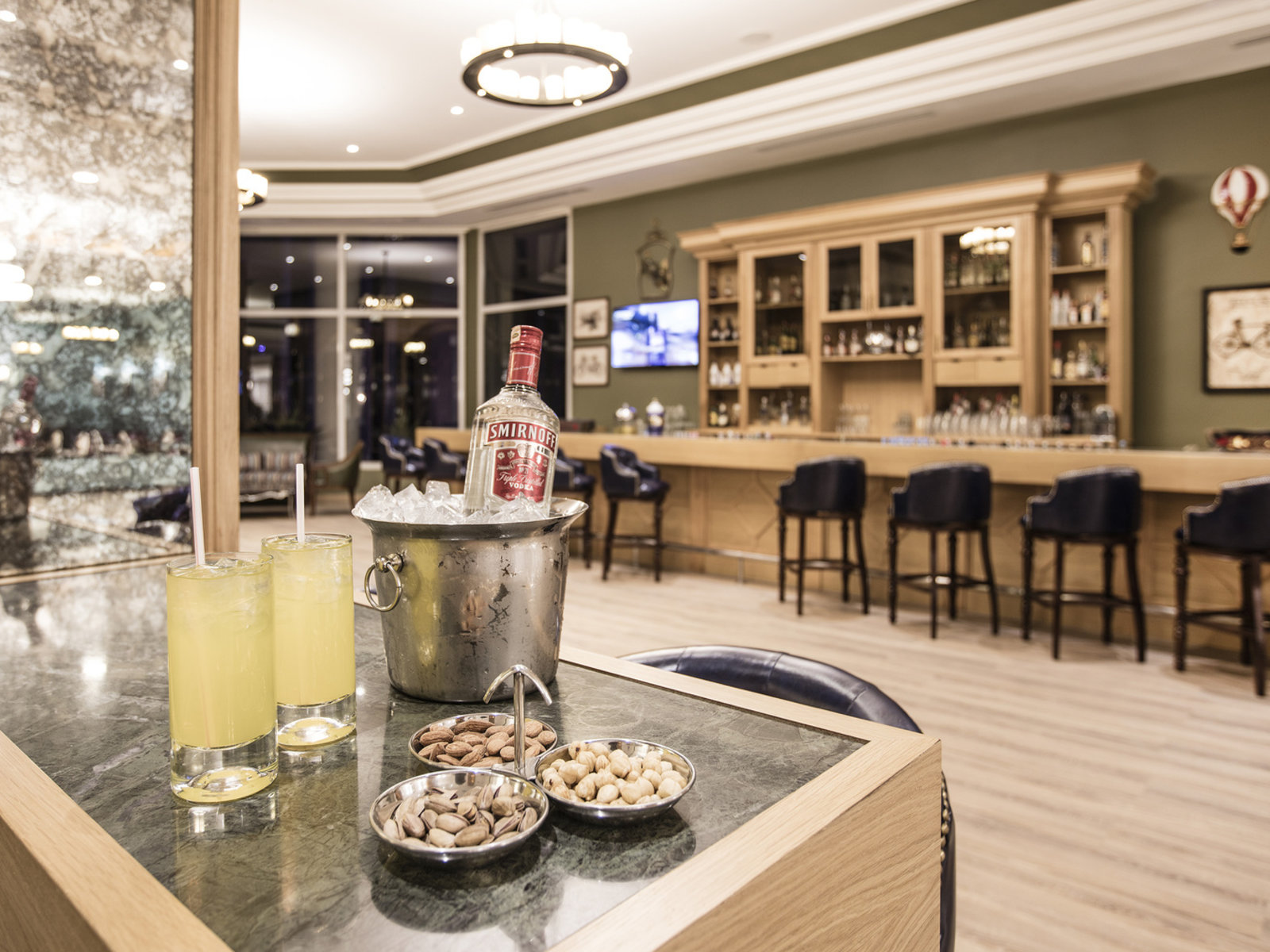 LOBBY BAR