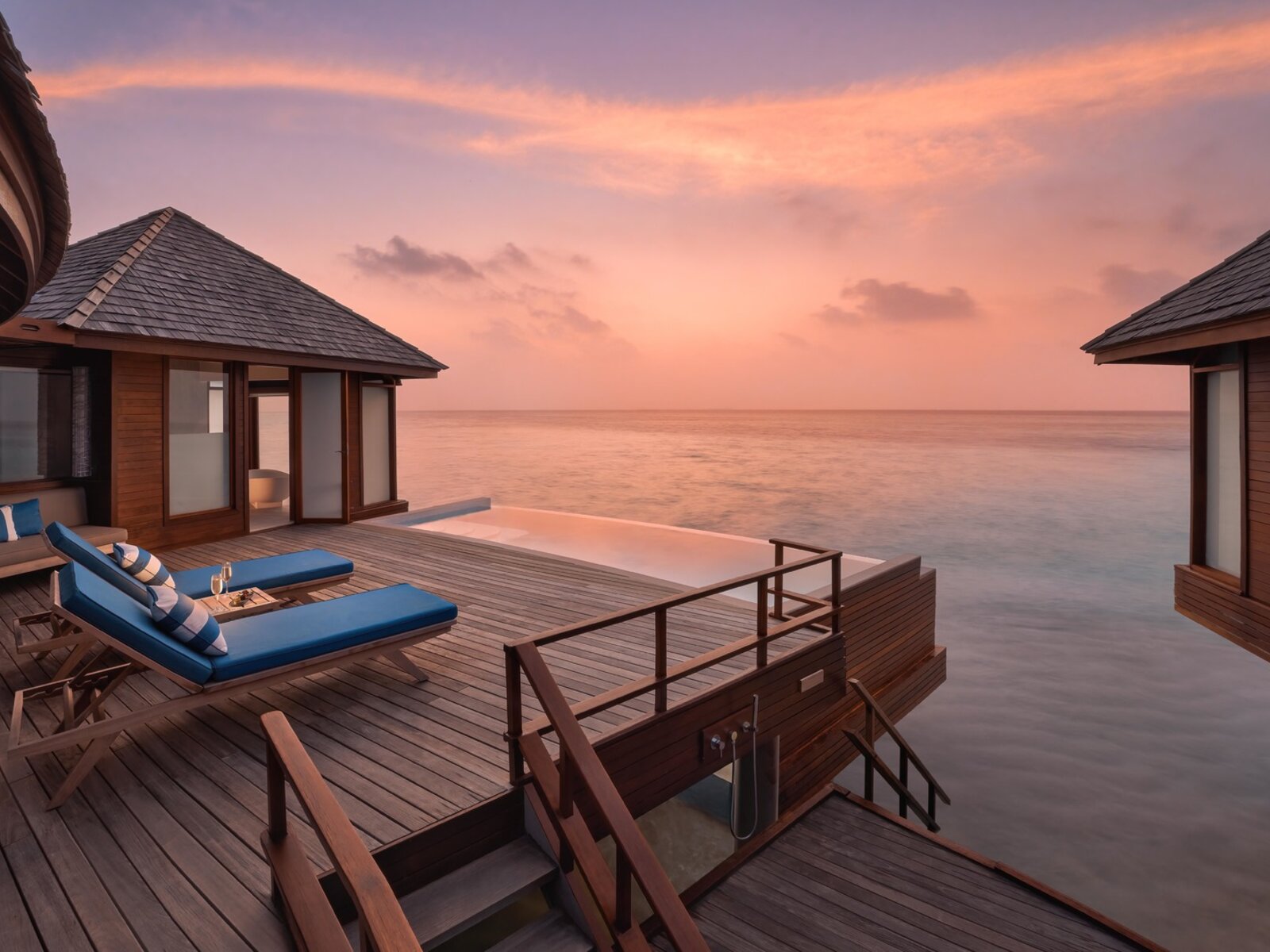 Wohnbeispiel Sunset Over Water Pool Suite