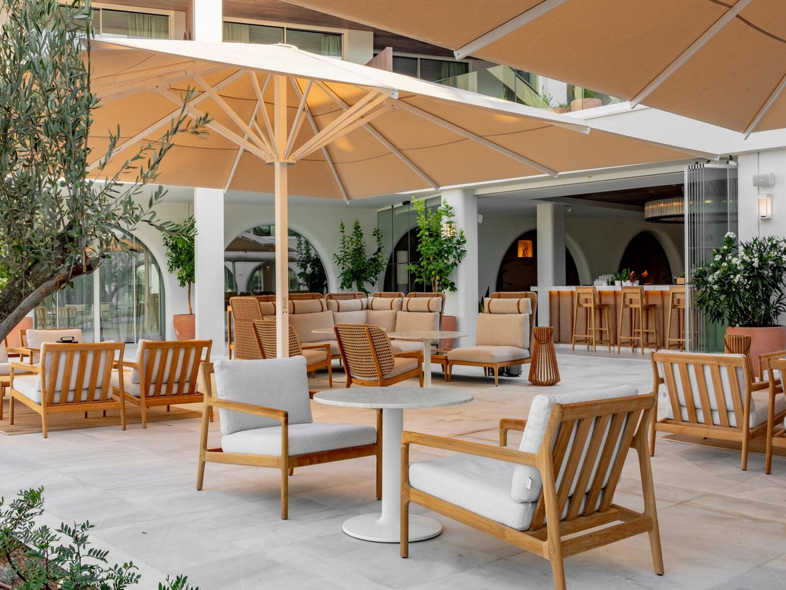 Le Blanc Grand Café („AI-generated“)