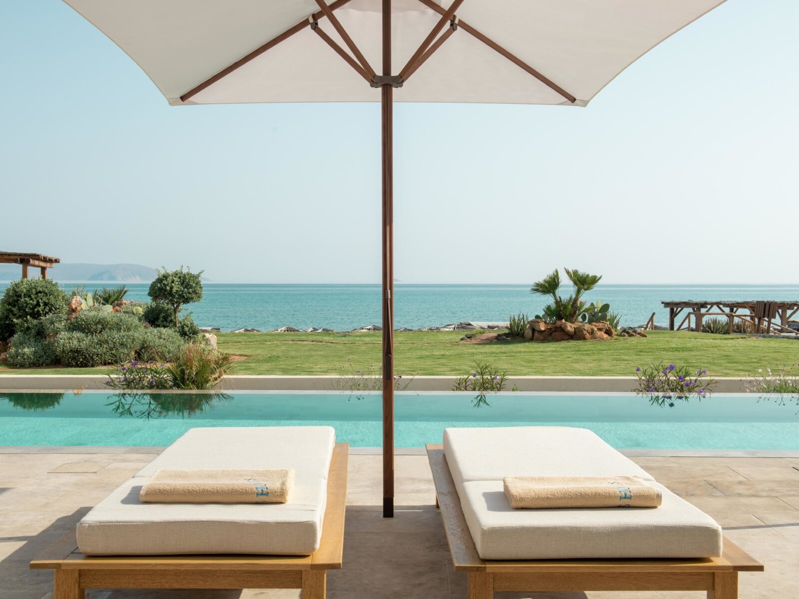 Wohnbeispiel Superior Double  Swim Up Sharing Pool Sea Front