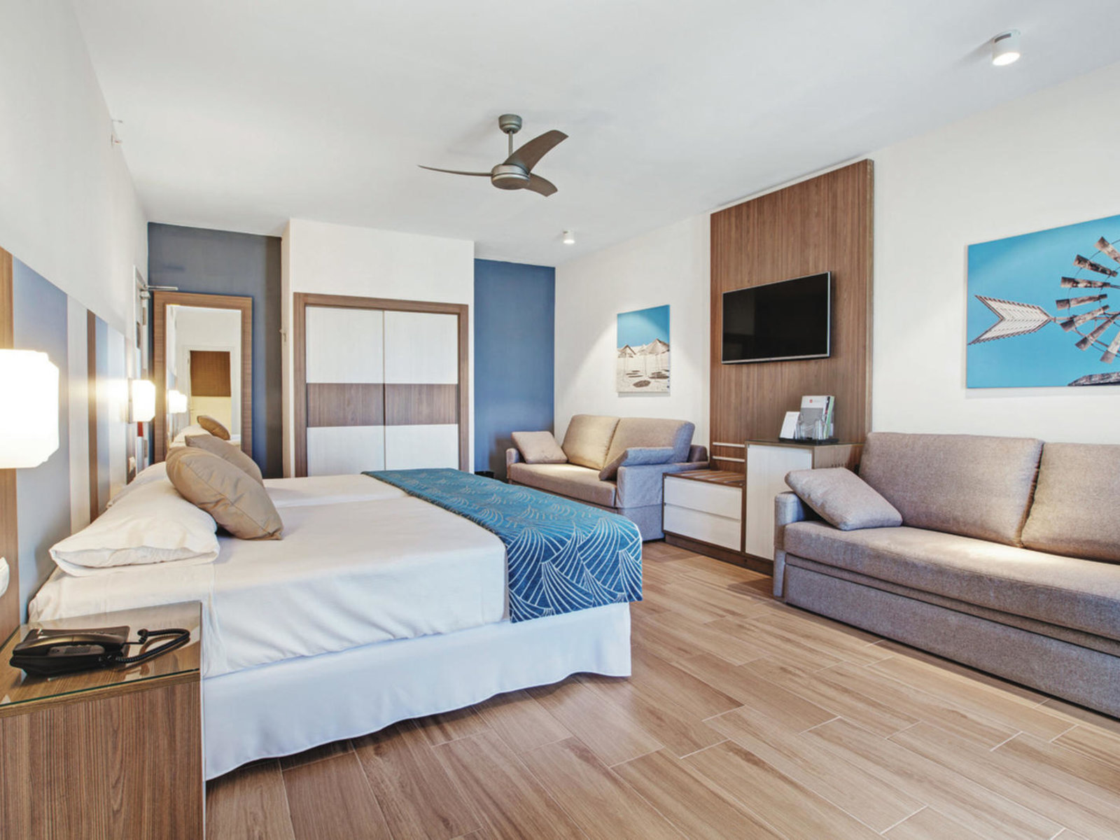 Wohnbeispiel Double Room (2 Beds  2 Sofa Beds)