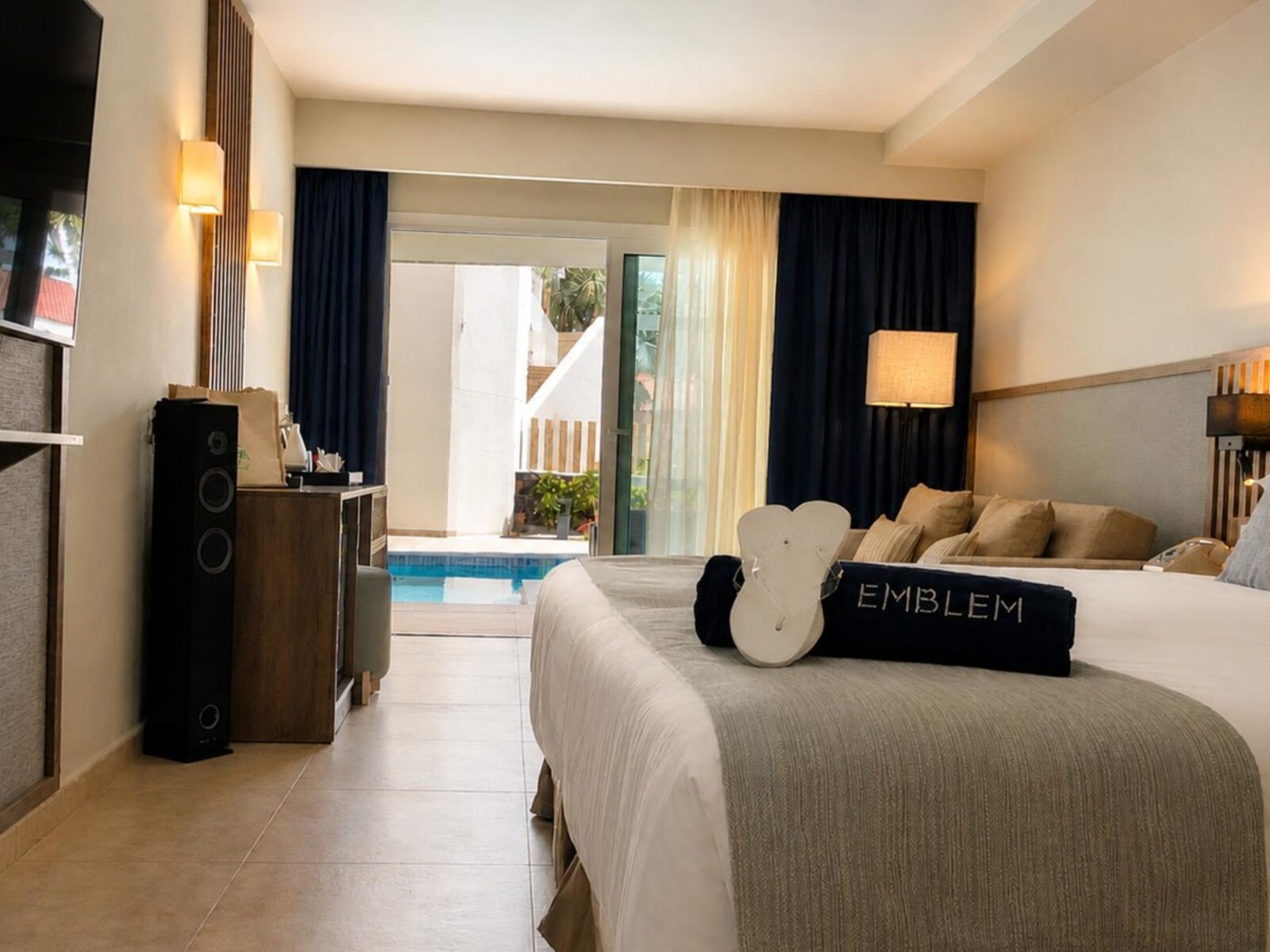 Wohnbeispiel Junior Suite Swim Up Emblem