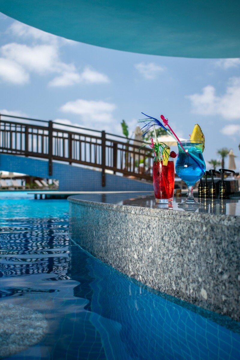 Swim-up Bar