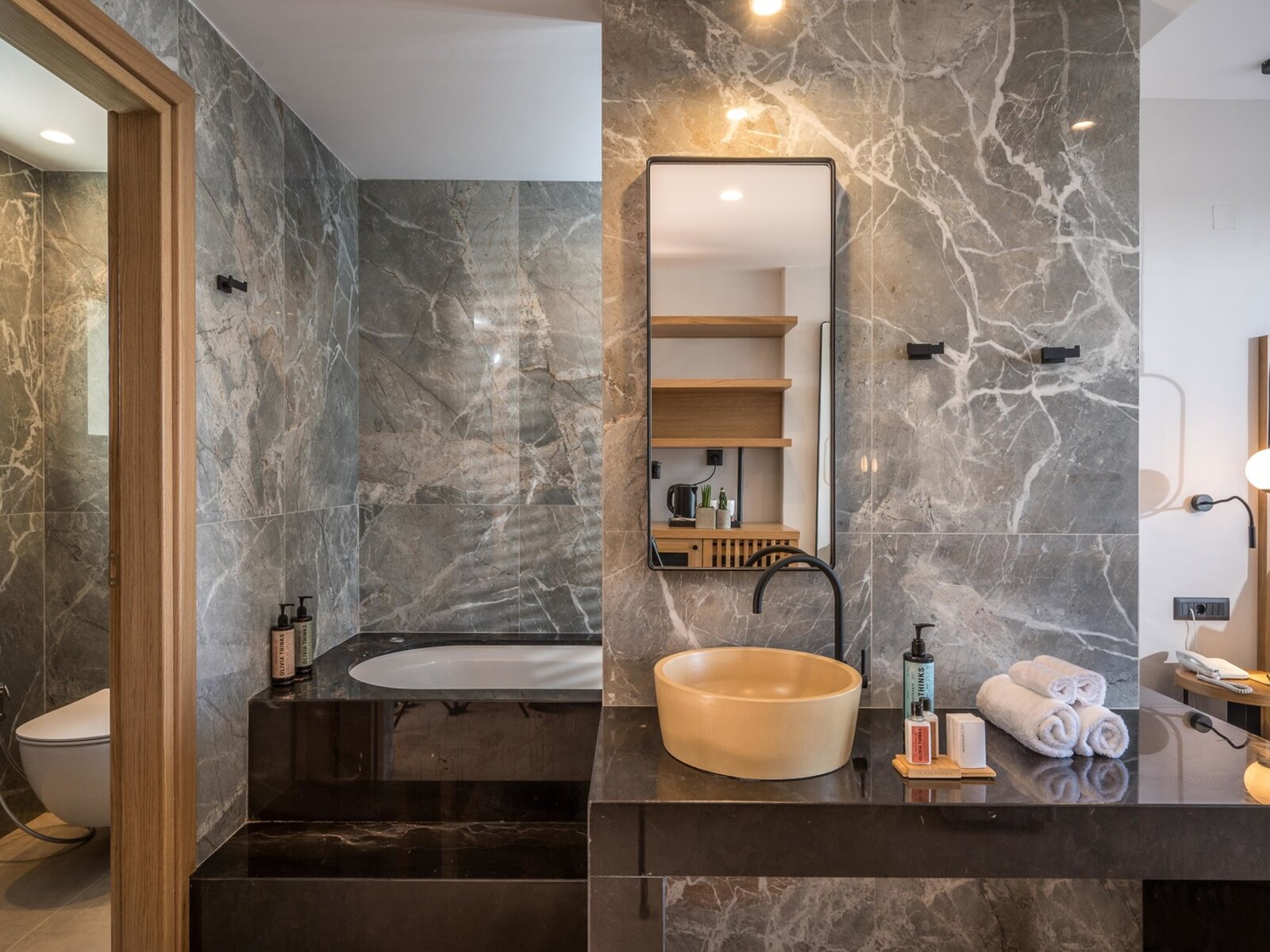Wohnbeispiel Suite with interior hot tub