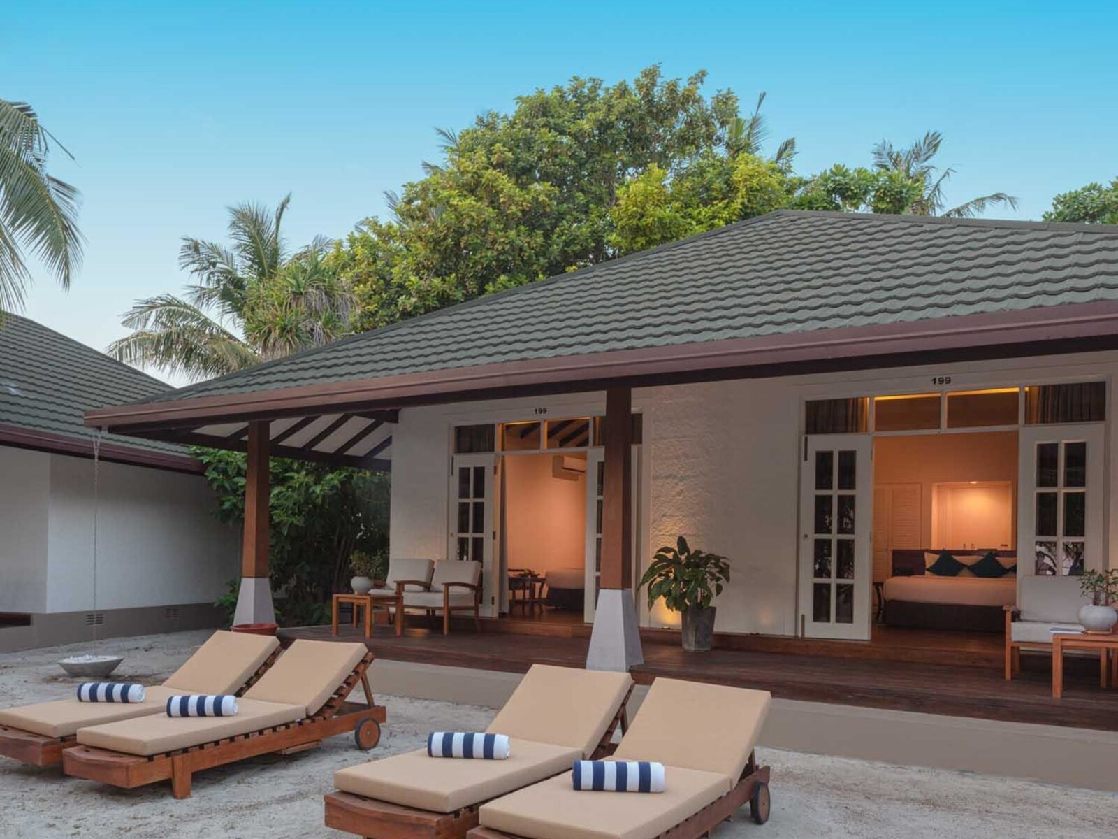 Wohnbeispiel Two Bedroom Family Deluxe Beach Villa