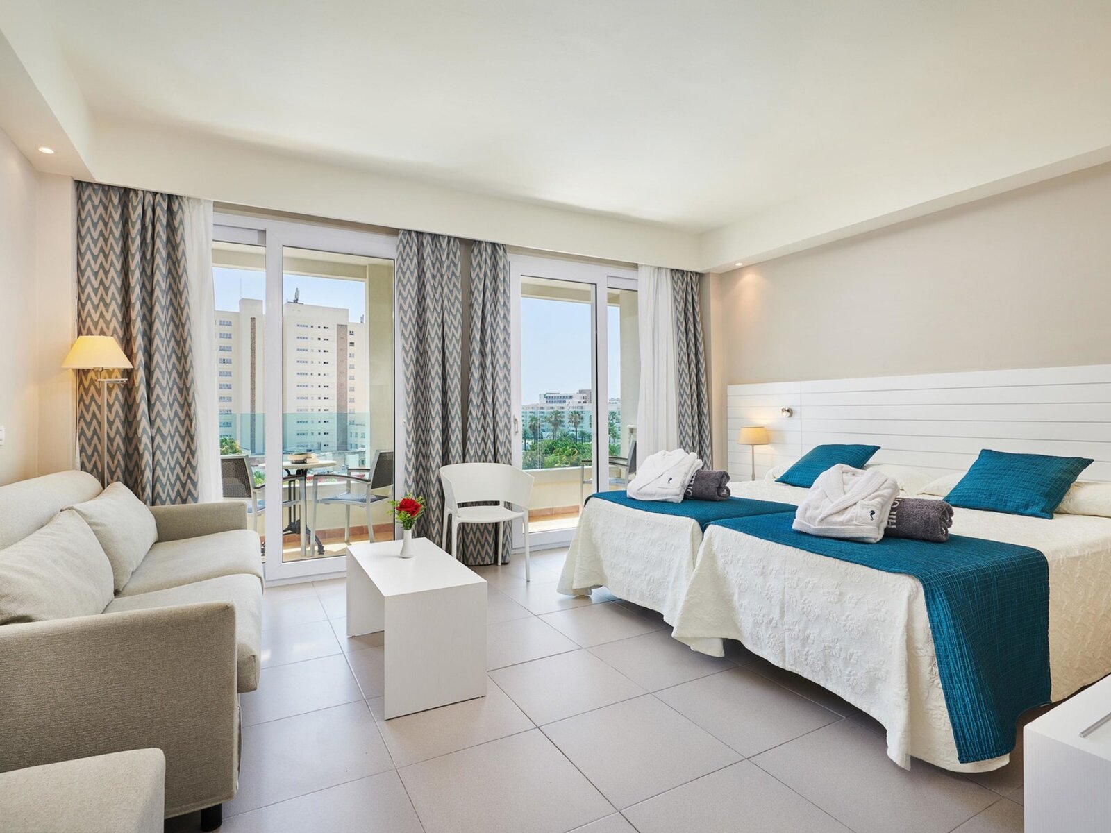 Wohnbeispiel Junior suite pool view