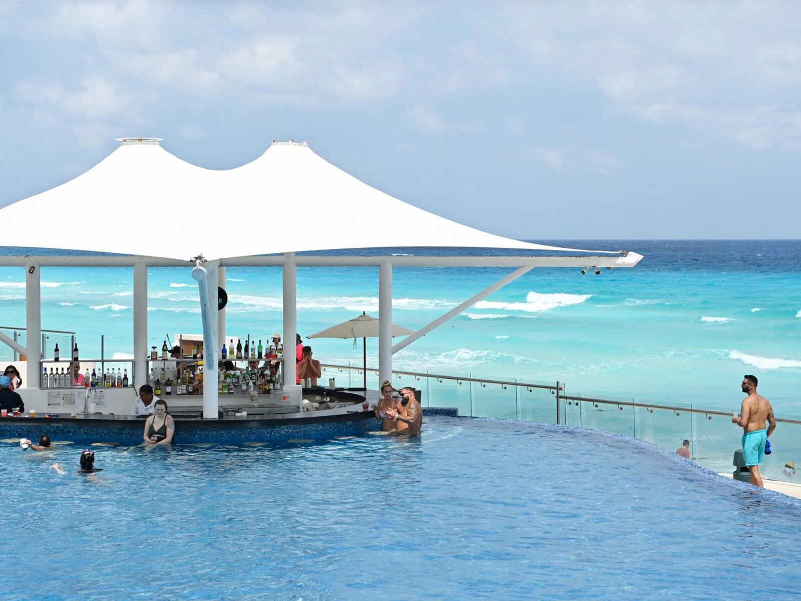 DIVE POOL BAR