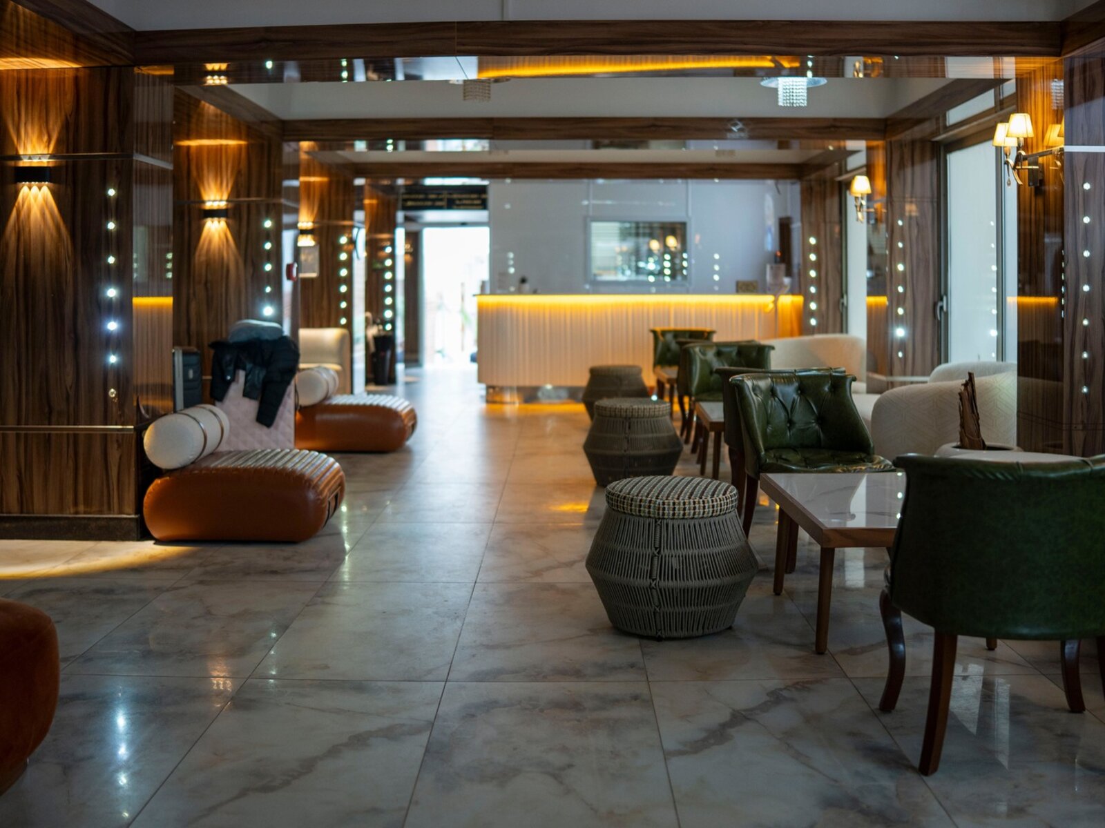 LOBBY BAR
