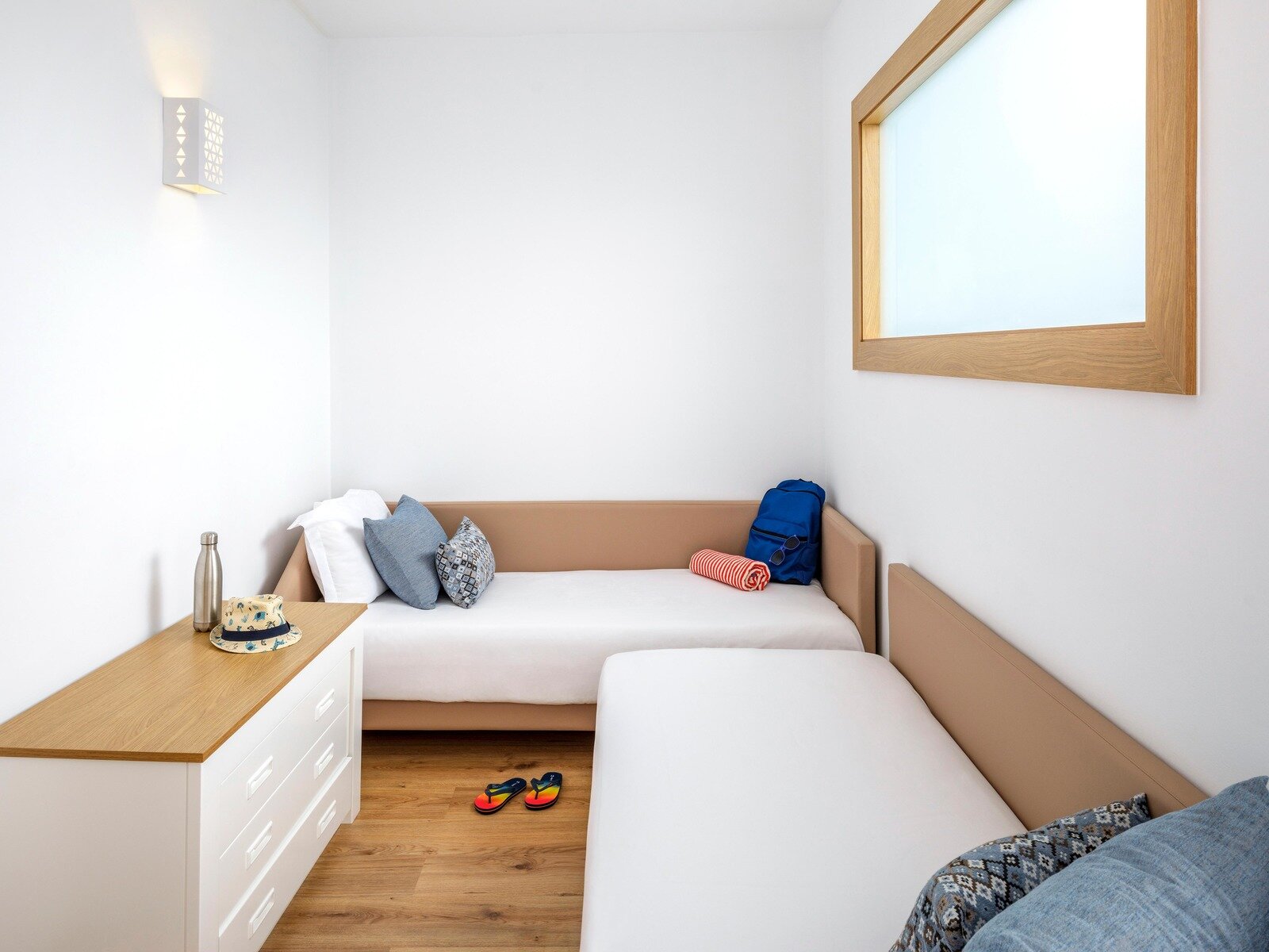 Wohnbeispiel Family Room  with separate bedroom and living room