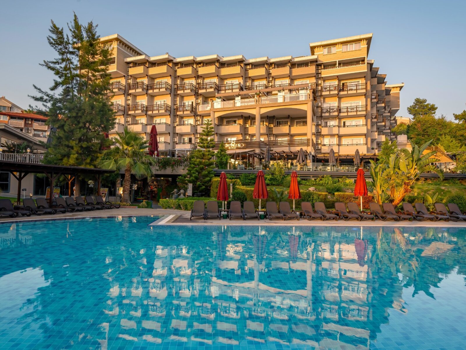 RESORT OUTDOOR  POOL