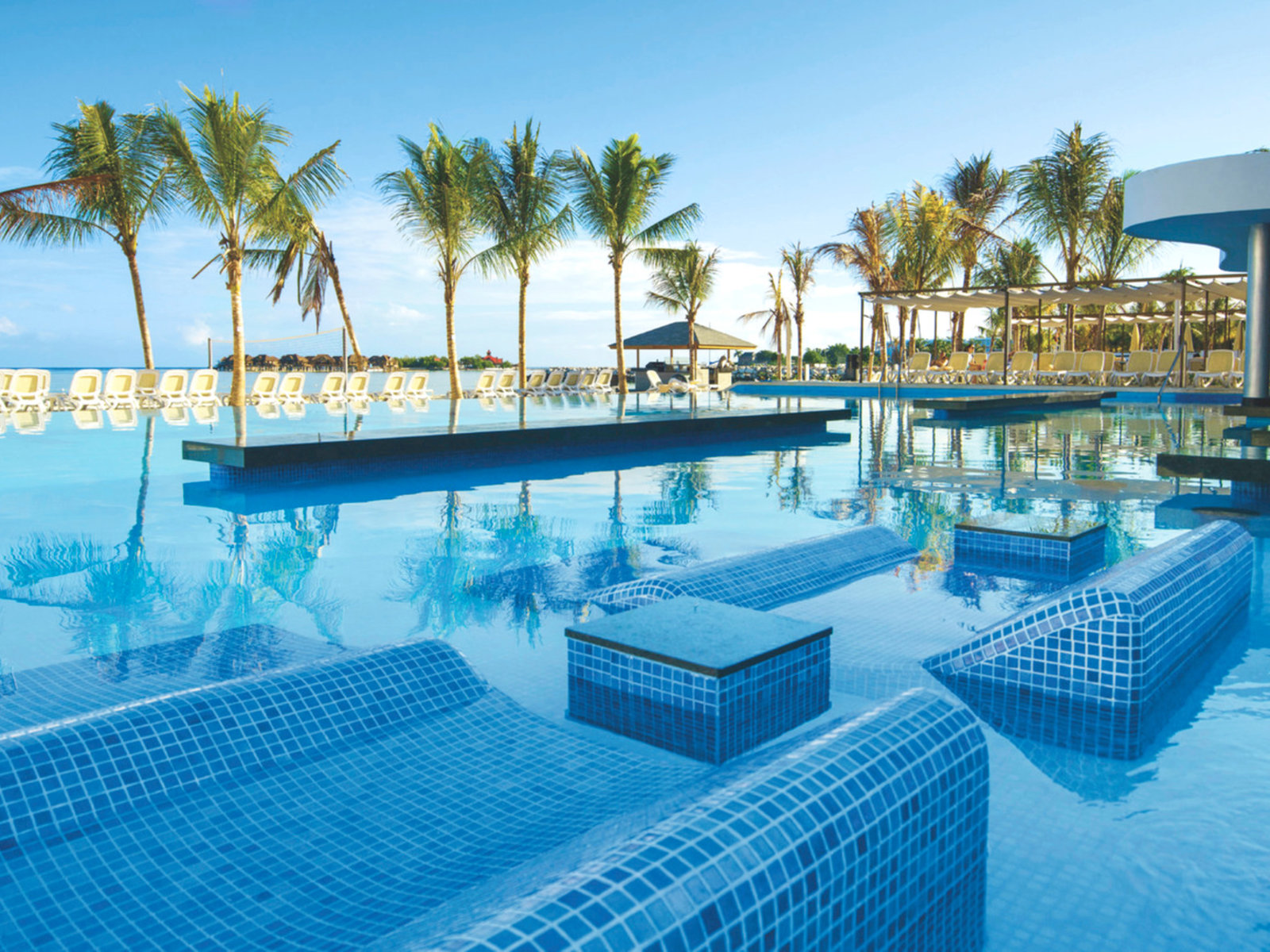 Infinitypool mit Swim-up Bar