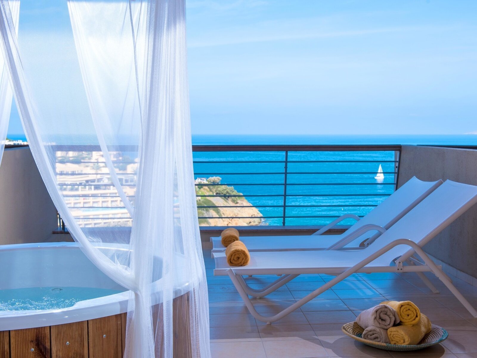 Wohnbeispiel Executive Double Sea View with Outdoor Jacuzzi