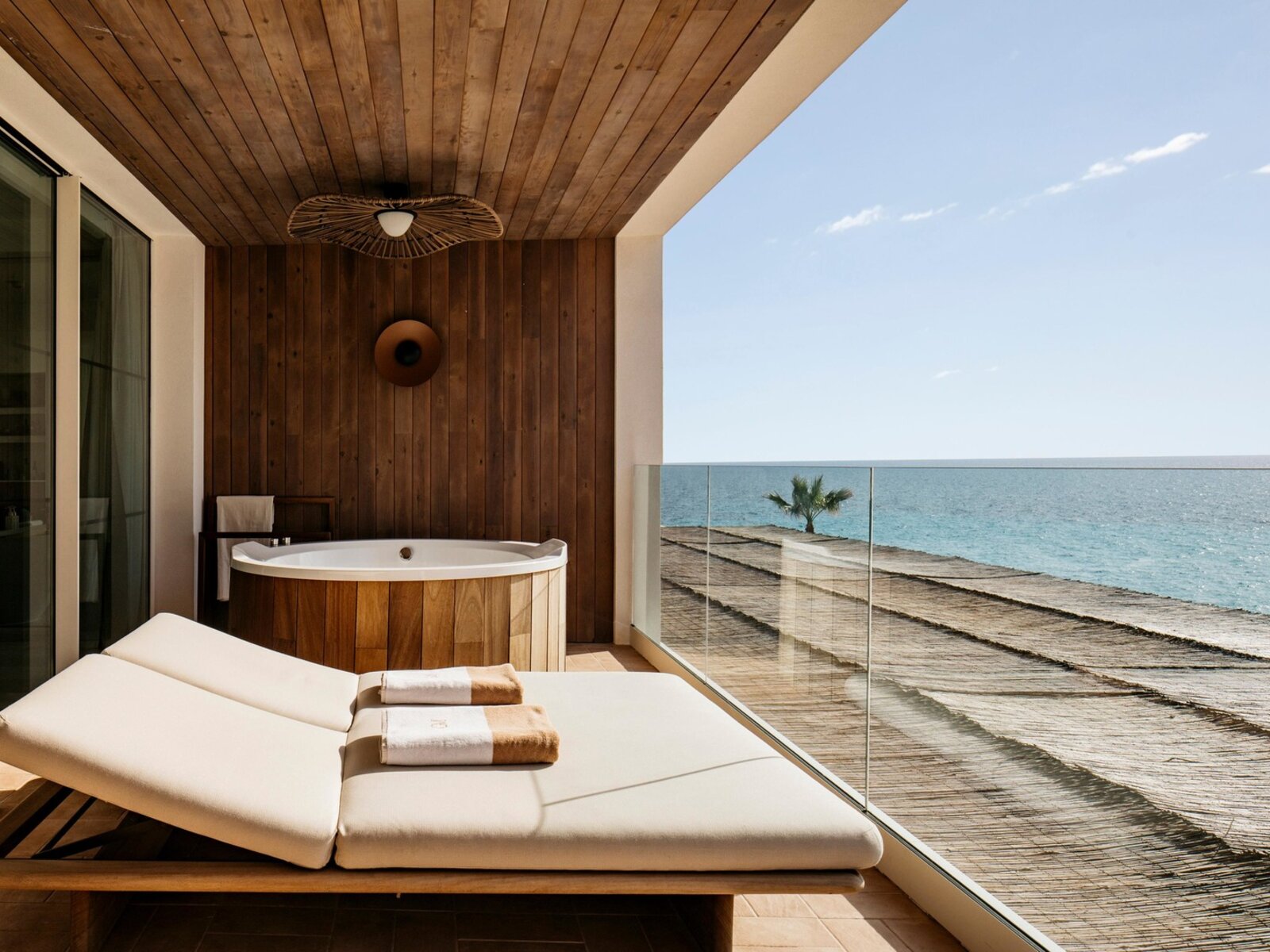 Wohnbeispiel Ocean Suite Sea View with Terrace and Tub