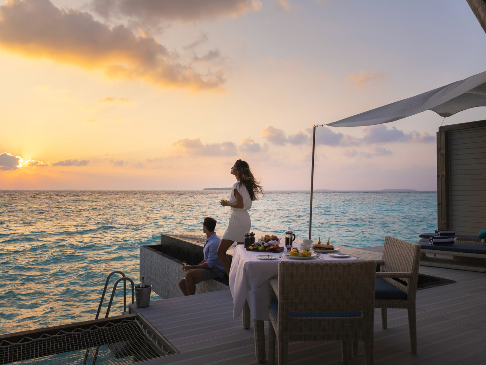 Wohnbeispiel Overwater Pool Villa Sunrise