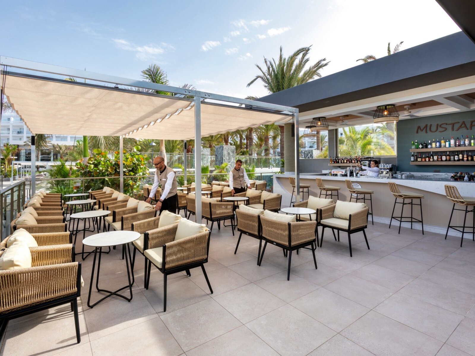 Mustafa/mit Chill-out-Terrasse