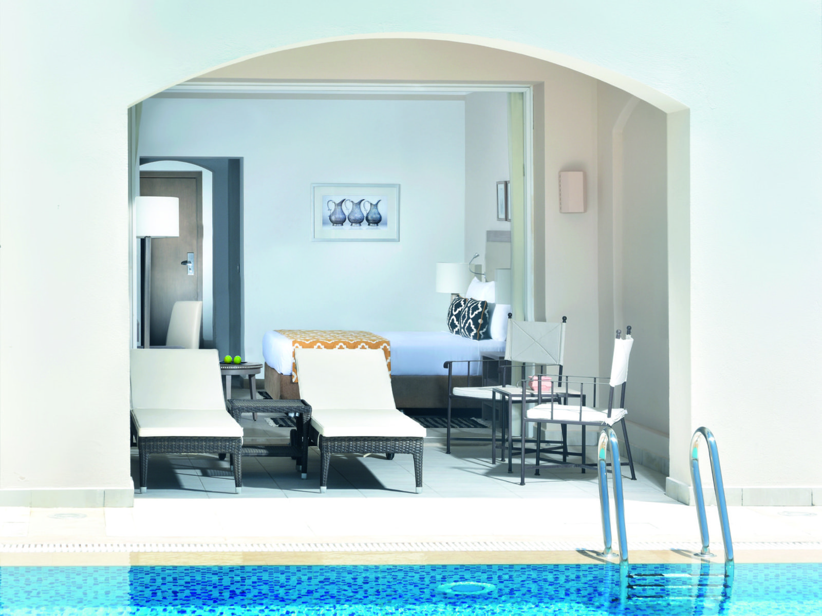 Wohnbeispiel Superior Swim Up Room  pool with living area
