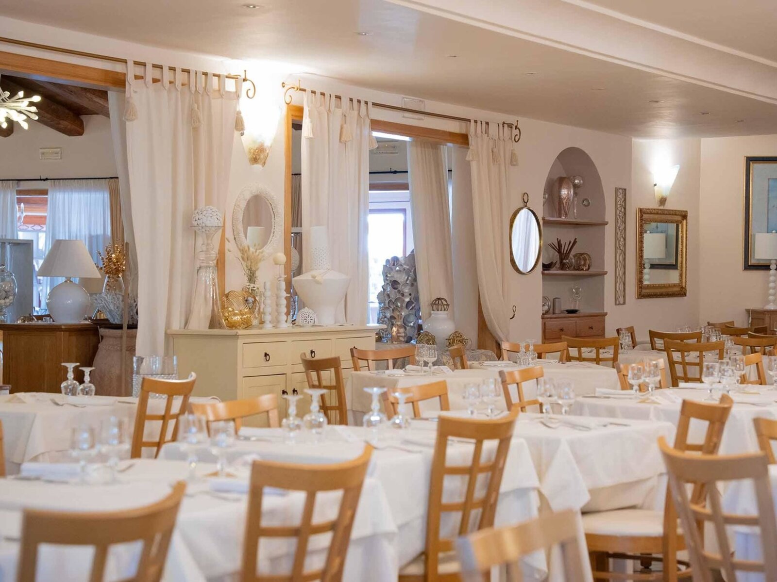 MAIN RESTAURANT