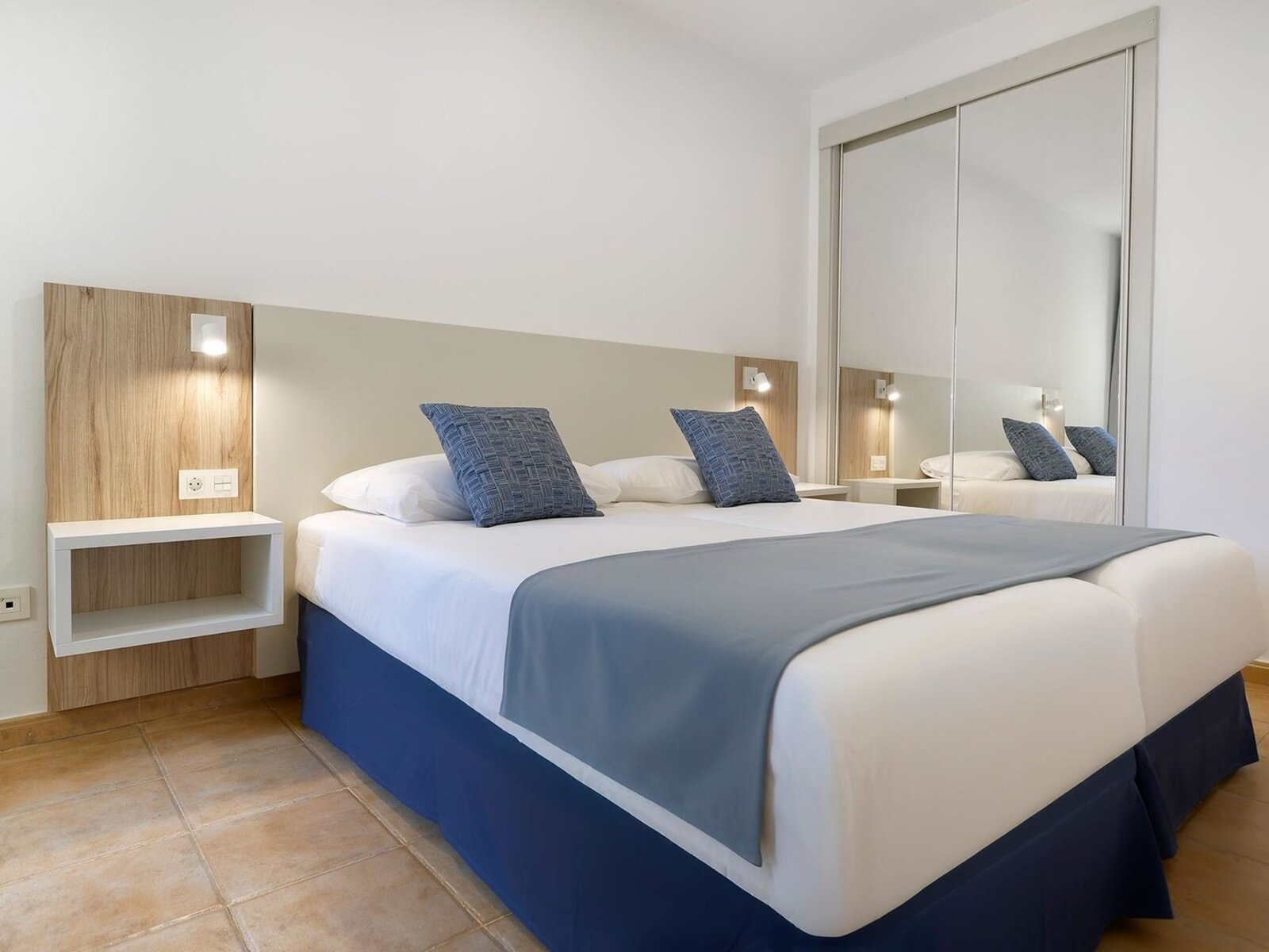 2 Bedroom Apartment with balcony Pool View (CA2BAPV)