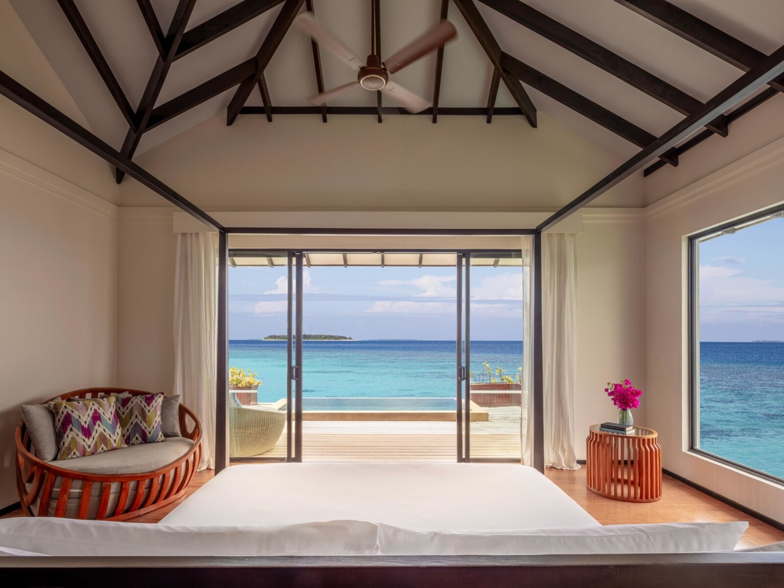 Wohnbeispiel Overwater Pool Suite