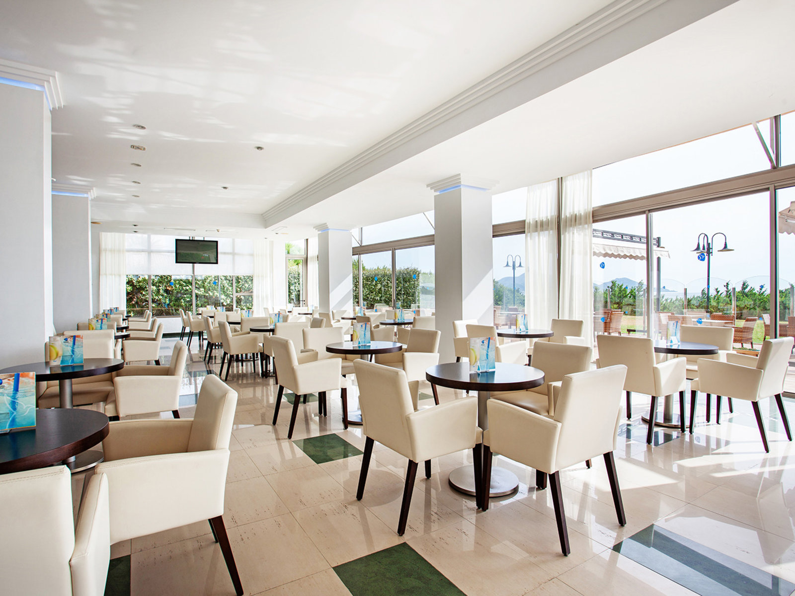 Bar mit Aussenterrasse
