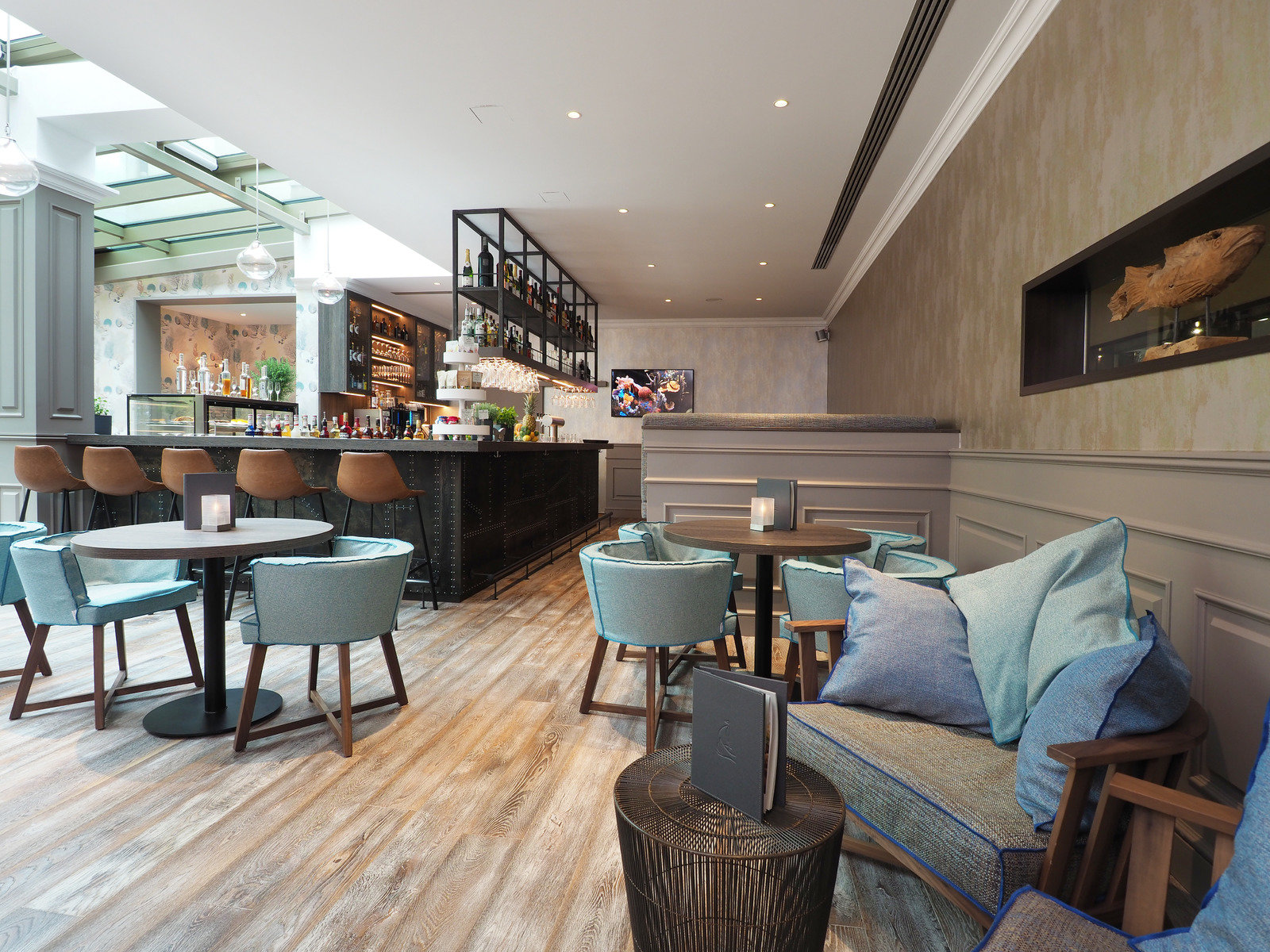 Luv & Lee Bistro, Garten, Bar