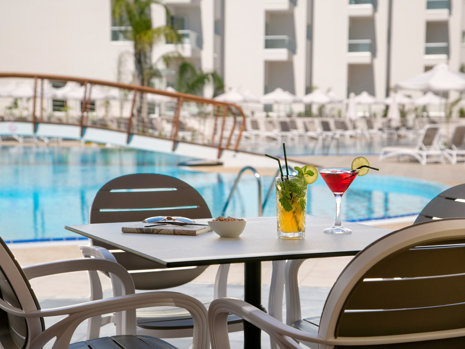 AQUA POOL BAR