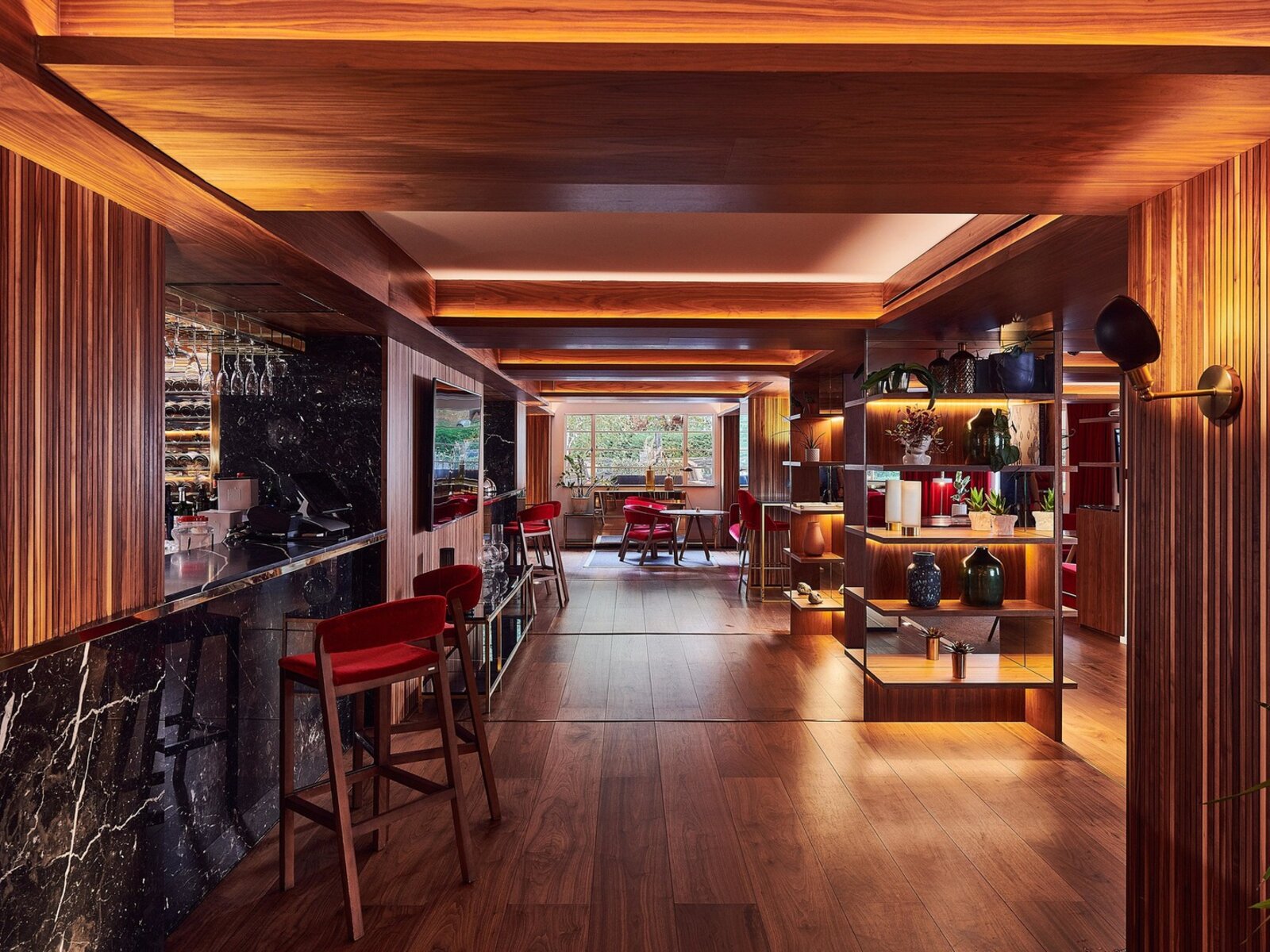 35 BAR AND LOUNGE