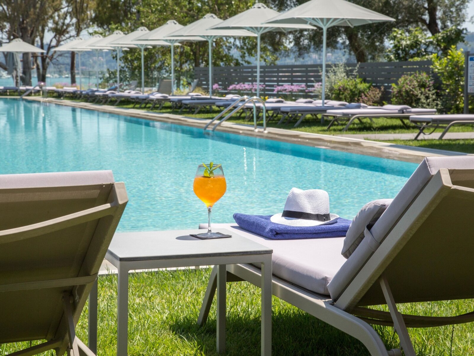LARGE OUTDOOR POOL 500 SQM