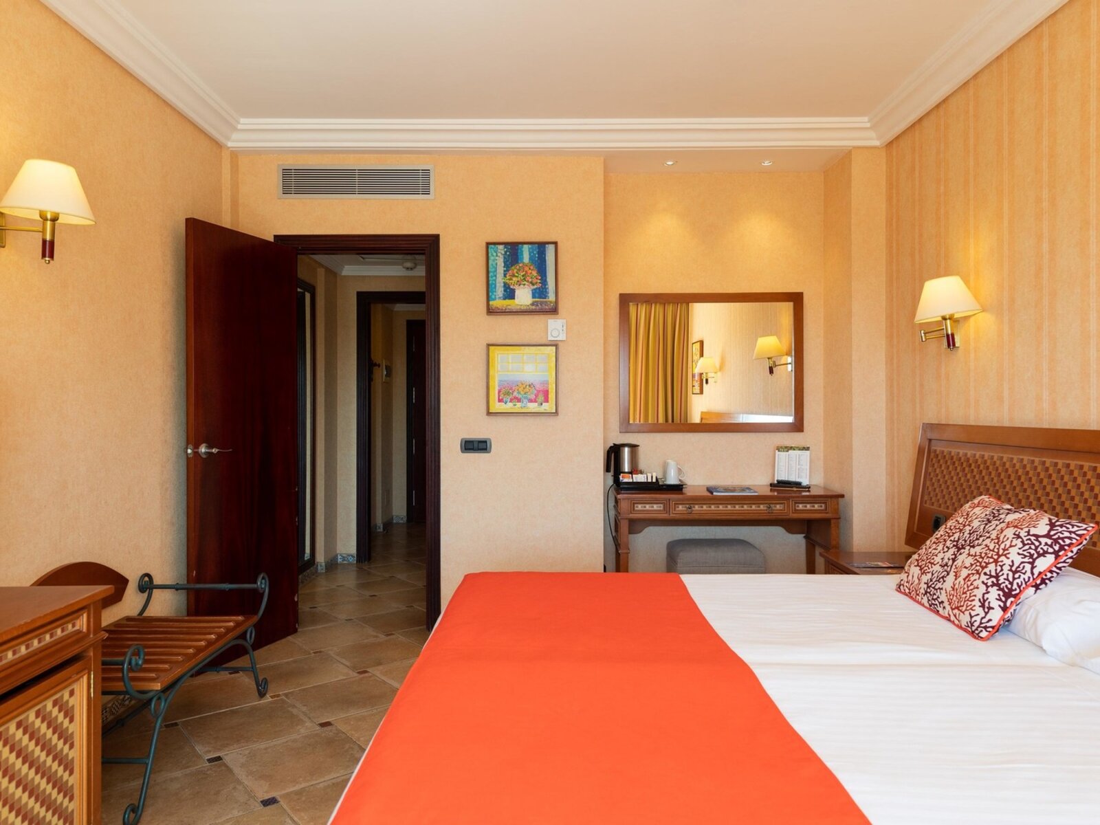 Wohnbeispiel Double Room Pool View