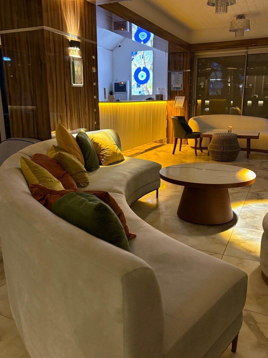 LOBBY BAR