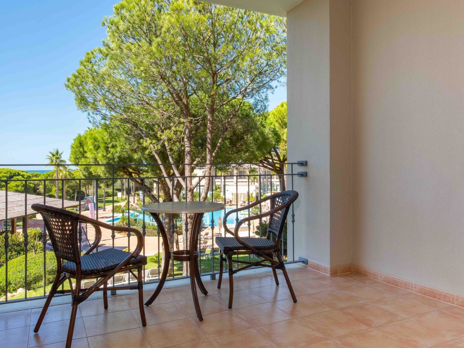 Wohnbeispiel Family Room Pool Side