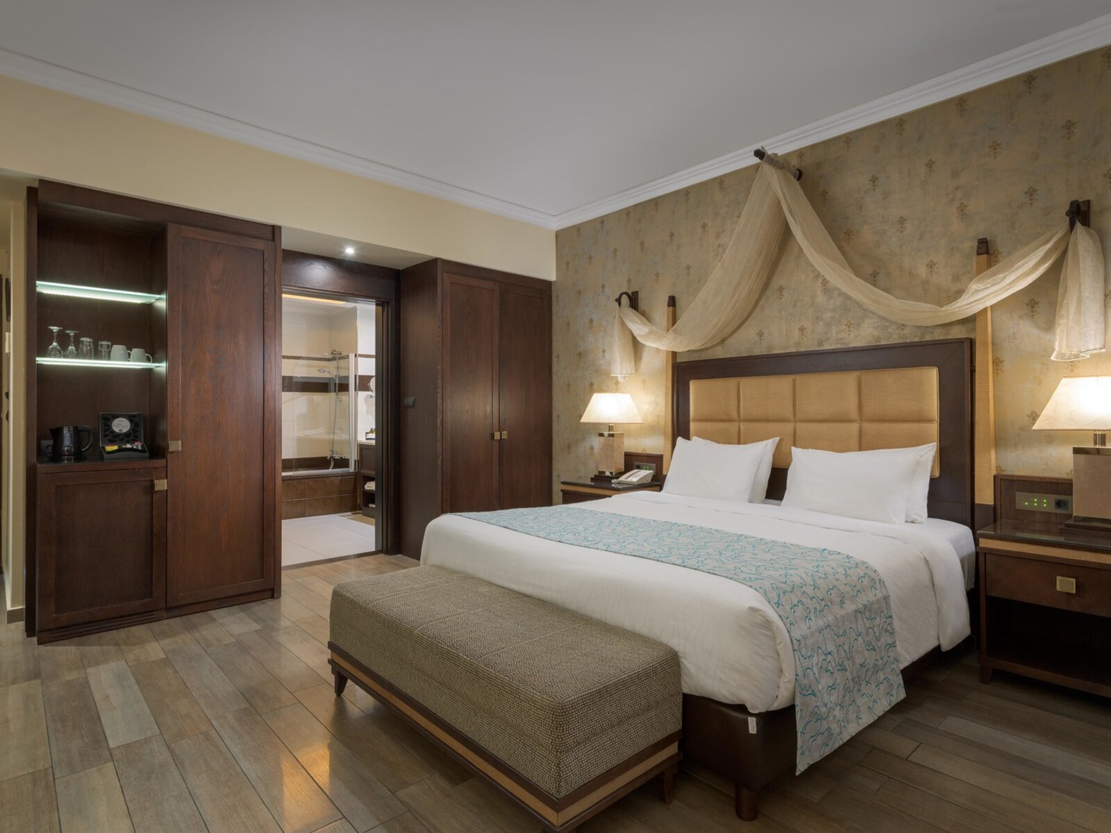 Wohnbeispiel Junior Suite with direct access to pool