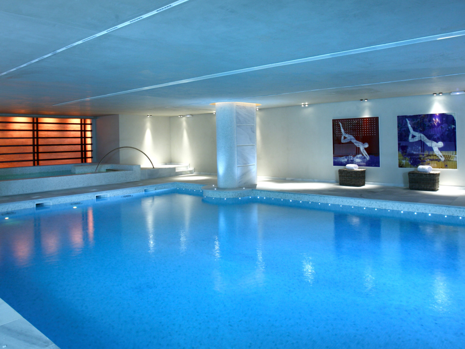 Hallenbad mit Whirlpool an der Seite