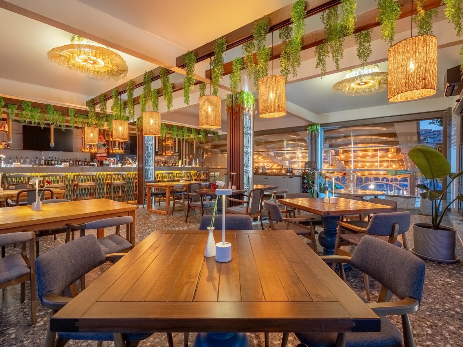 LOUNGE BAR