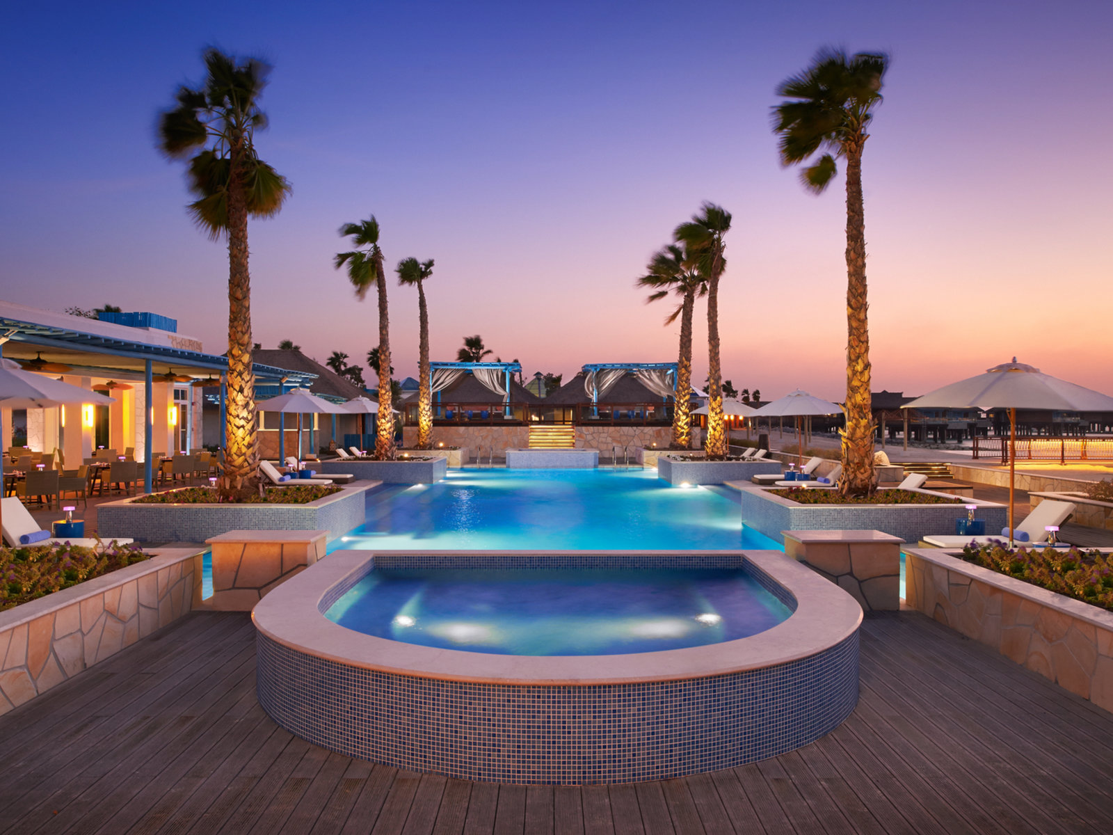 Q Lounge Pool