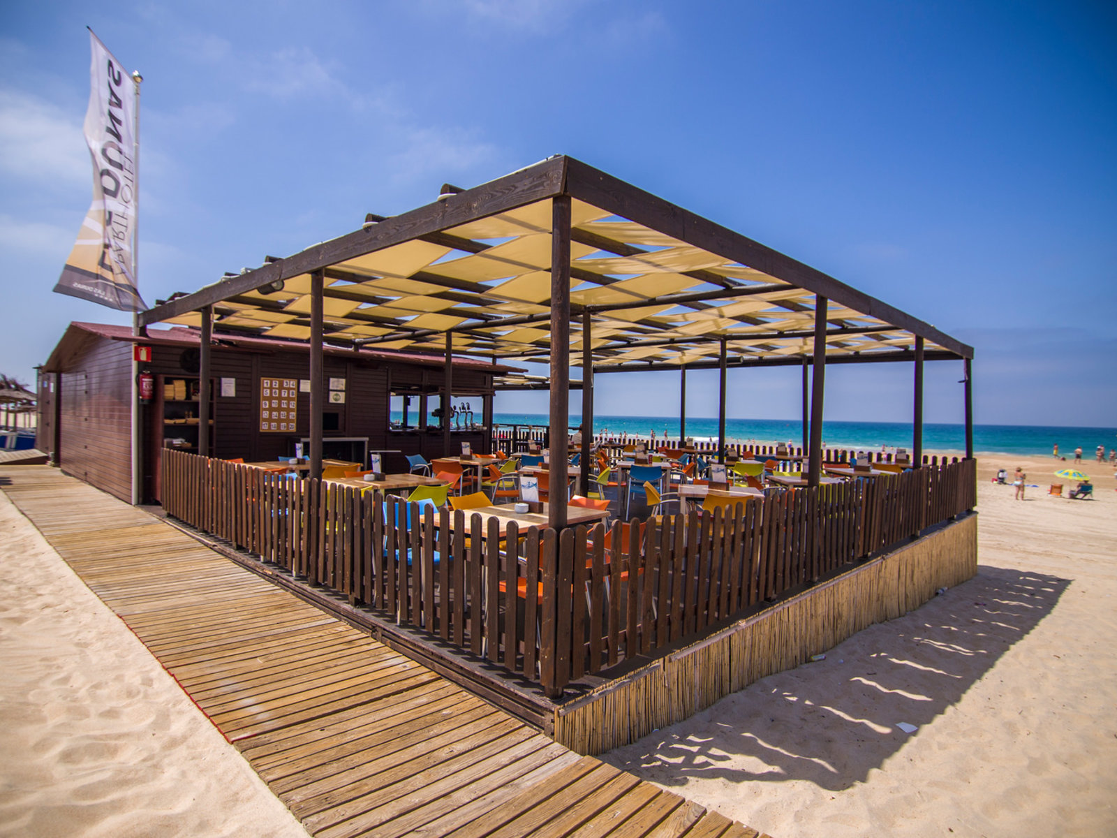 Beach bar mitte Juni bis mitte September („AI-generated“)