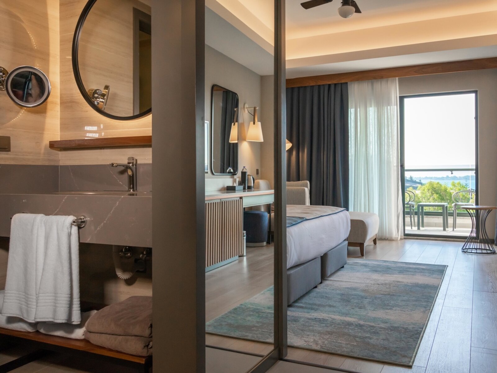 Wohnbeispiel Single with Child Double Standard Sea View Room
