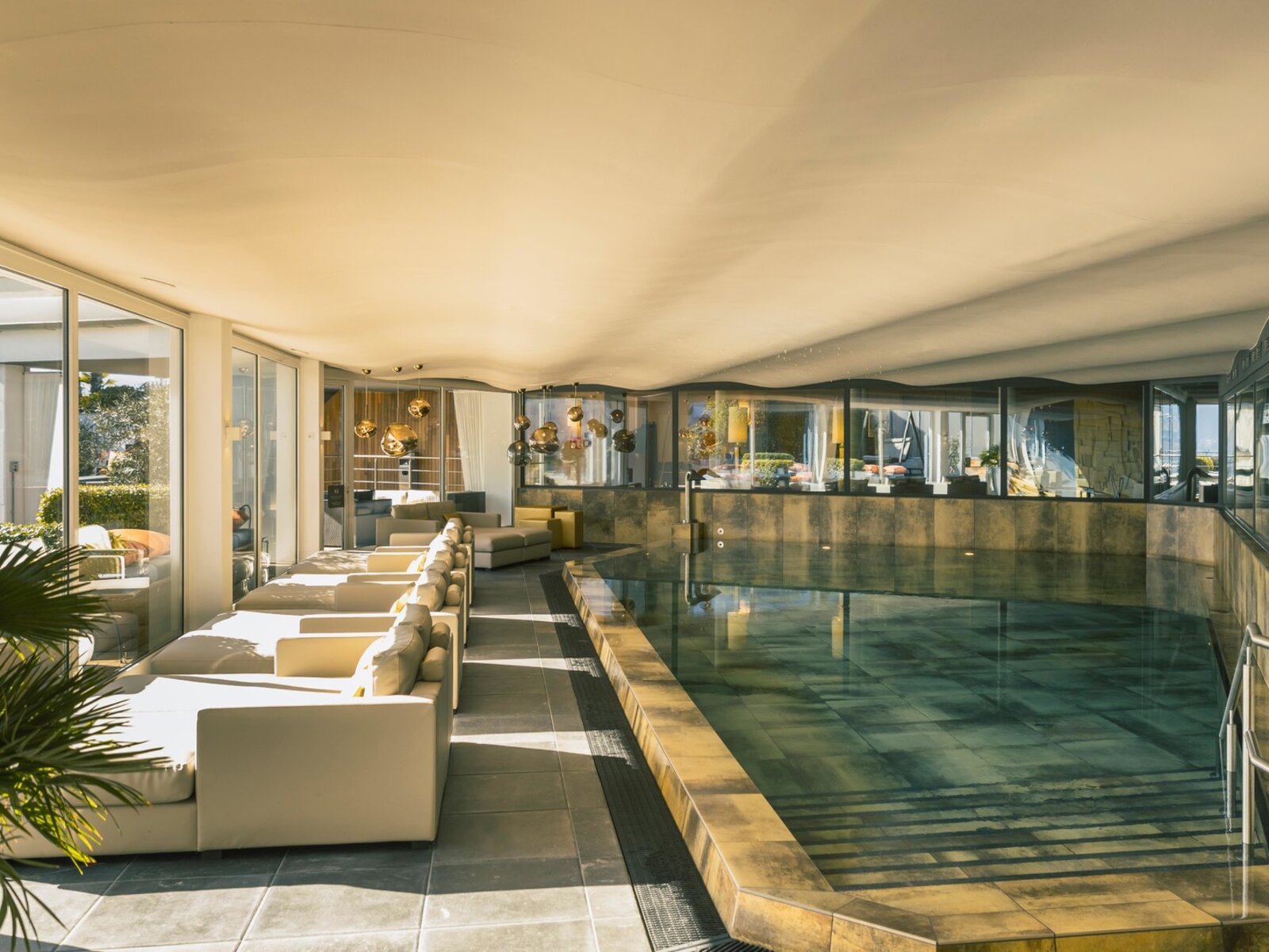 Hallenbad mit Massagedüsen